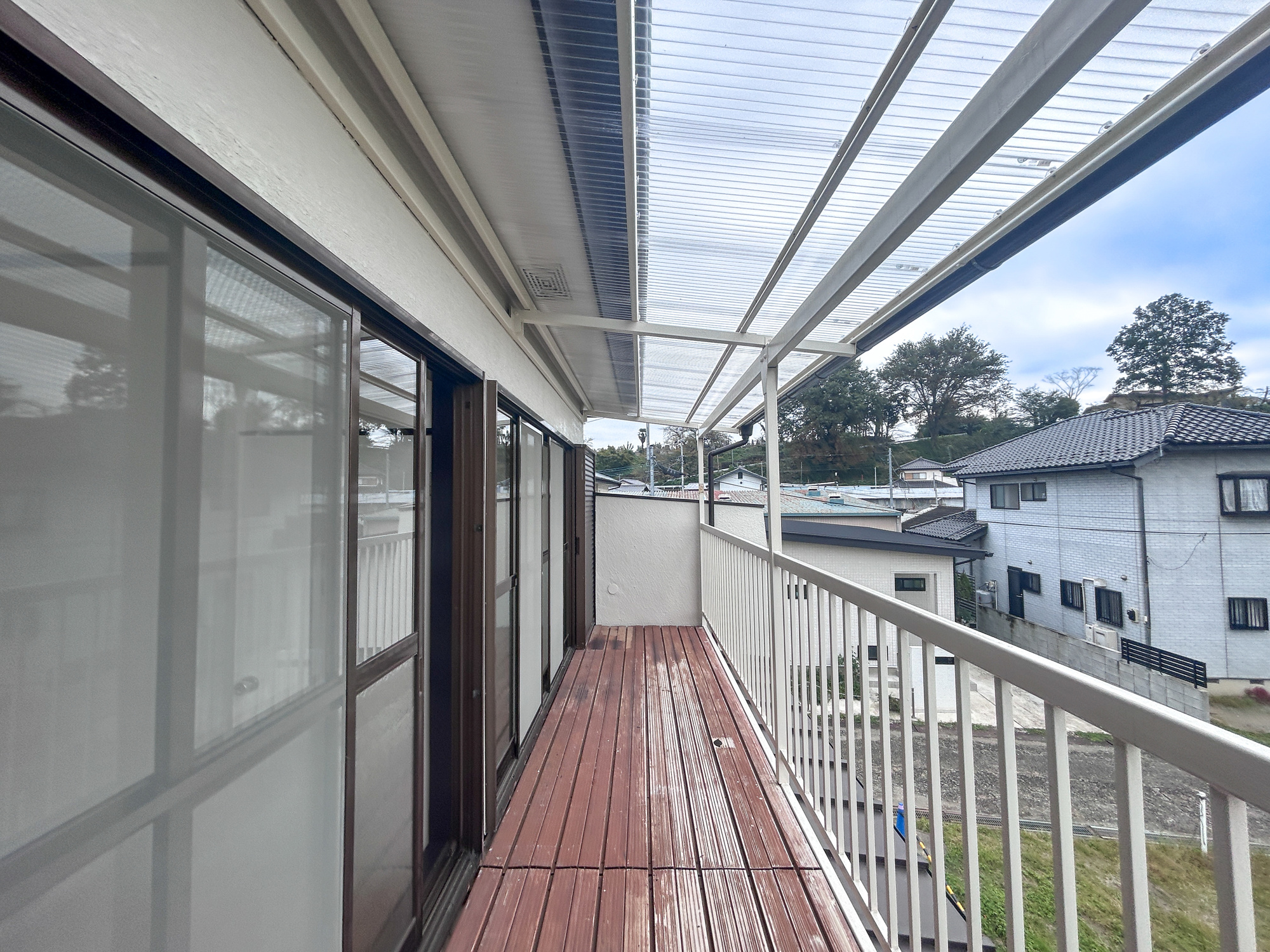 高崎市吉井町吉井川3期　中古住宅のバルコニー|開放的なバルコニーは見晴らしもよく、太陽の温かな温もりをめいっぱい受け止めてくれます。太陽の光と爽やかな風を受けたお洗濯物はあっという間に乾き、取りこむ時には太陽の匂いを感じられそうですね。
