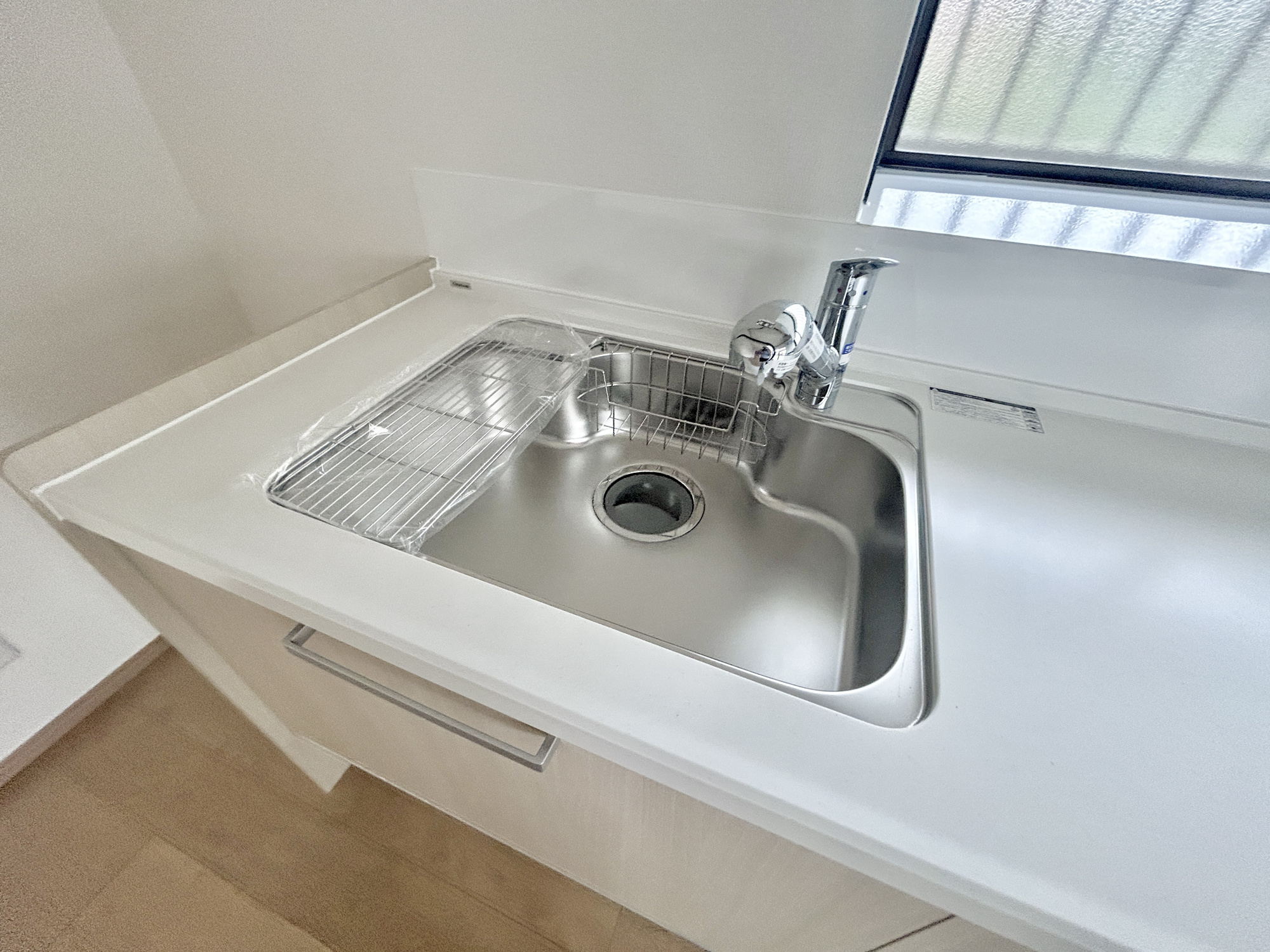 高崎市吉井町吉井川3期　中古住宅の設備|浄水機能付シャワー水栓は、浄水器ごと蛇口が引き出せるから、ポットやお鍋などに浄水を注ぐときやシンクを洗う時に便利です♪