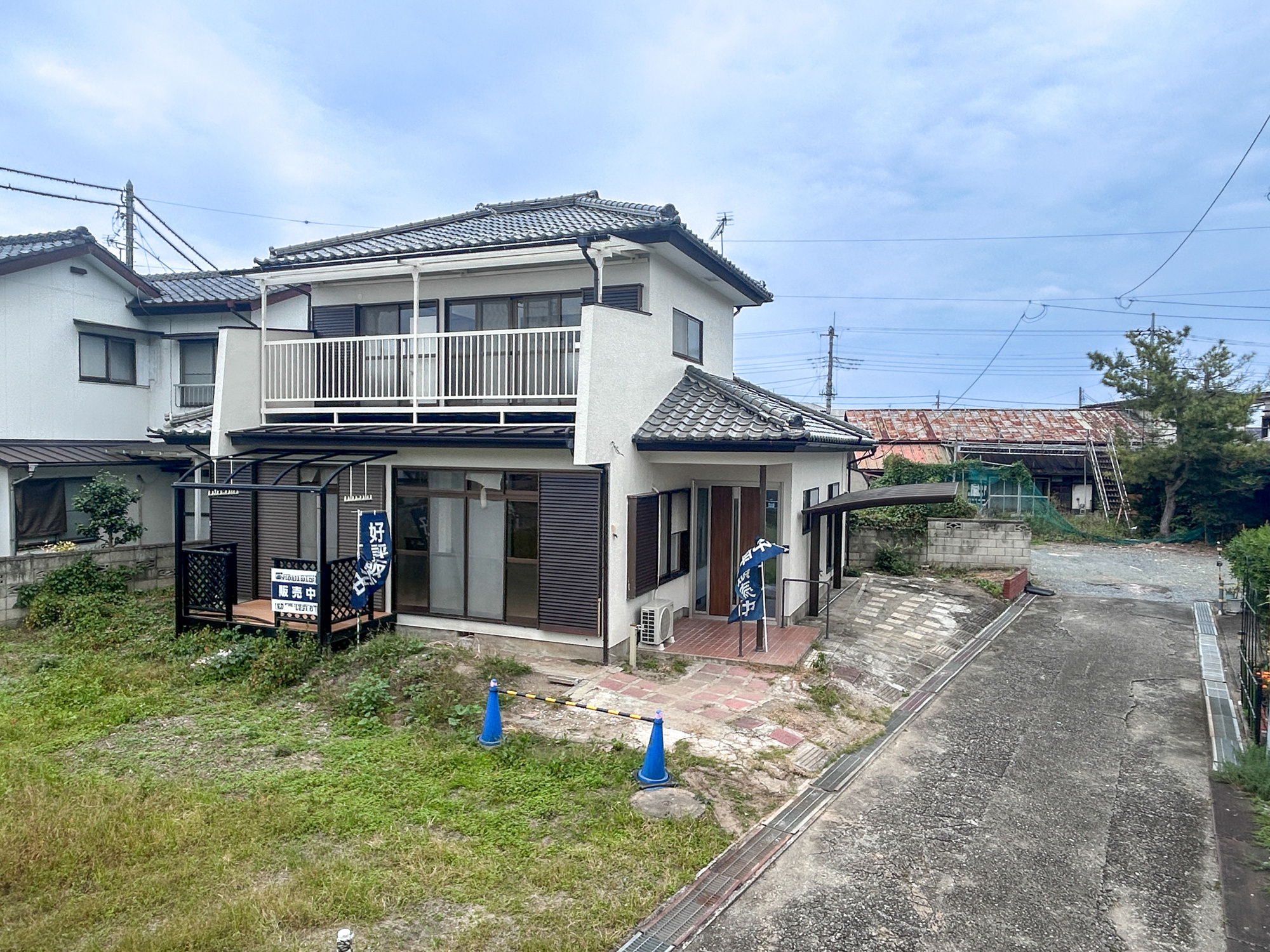 高崎市吉井町吉井川3期　中古住宅の前面道路含む現地写真|低層の一戸建てを中心とした街並みが整然と続き、周辺は高い建物が建っていないので、採光や開放性に恵まれ、空が広く緑の多い閑静な趣を感じる環境です。

