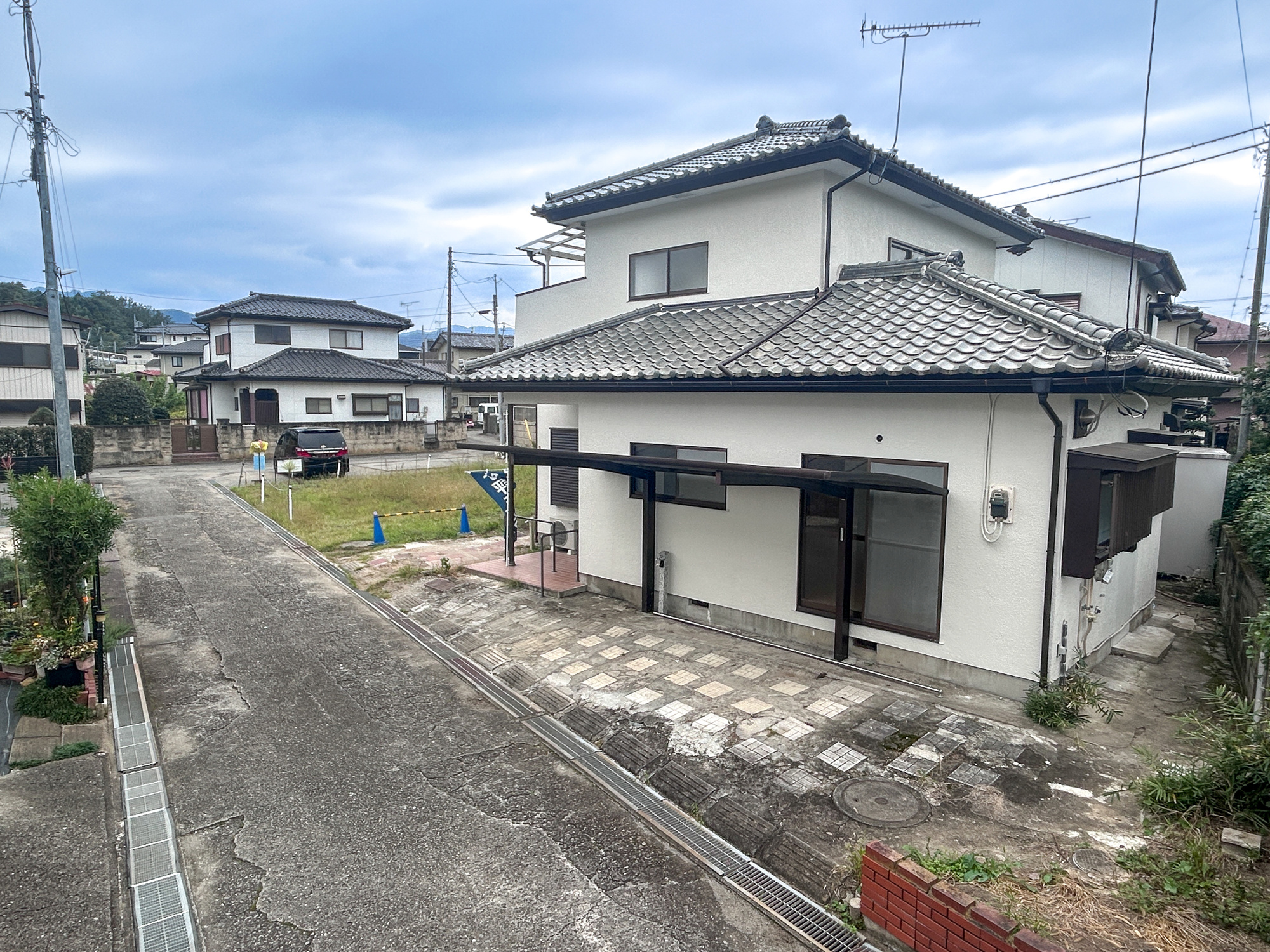 高崎市吉井町吉井川3期　中古住宅の前面道路含む現地写真|閑静な住宅地で子育て家族にピッタリ。毎日のお散歩も快適な緑に恵まれたエリアで、自然に包まれた穏やかな暮らしを実現するための、ゆとりある住環境が整っています。

