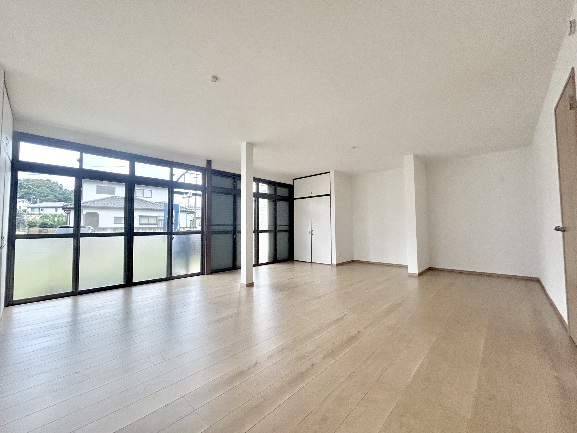 高崎市吉井町吉井川3期　中古住宅の居間・リビング|オープンな空間を生み出す、こだわりの広がりとゆとり。家族と過ごす時間を大切にしたい方にぴったりの明るくゆとりある住空間です。南側の窓からの日差しがリビングの隅々までしっかりと届きます！ 