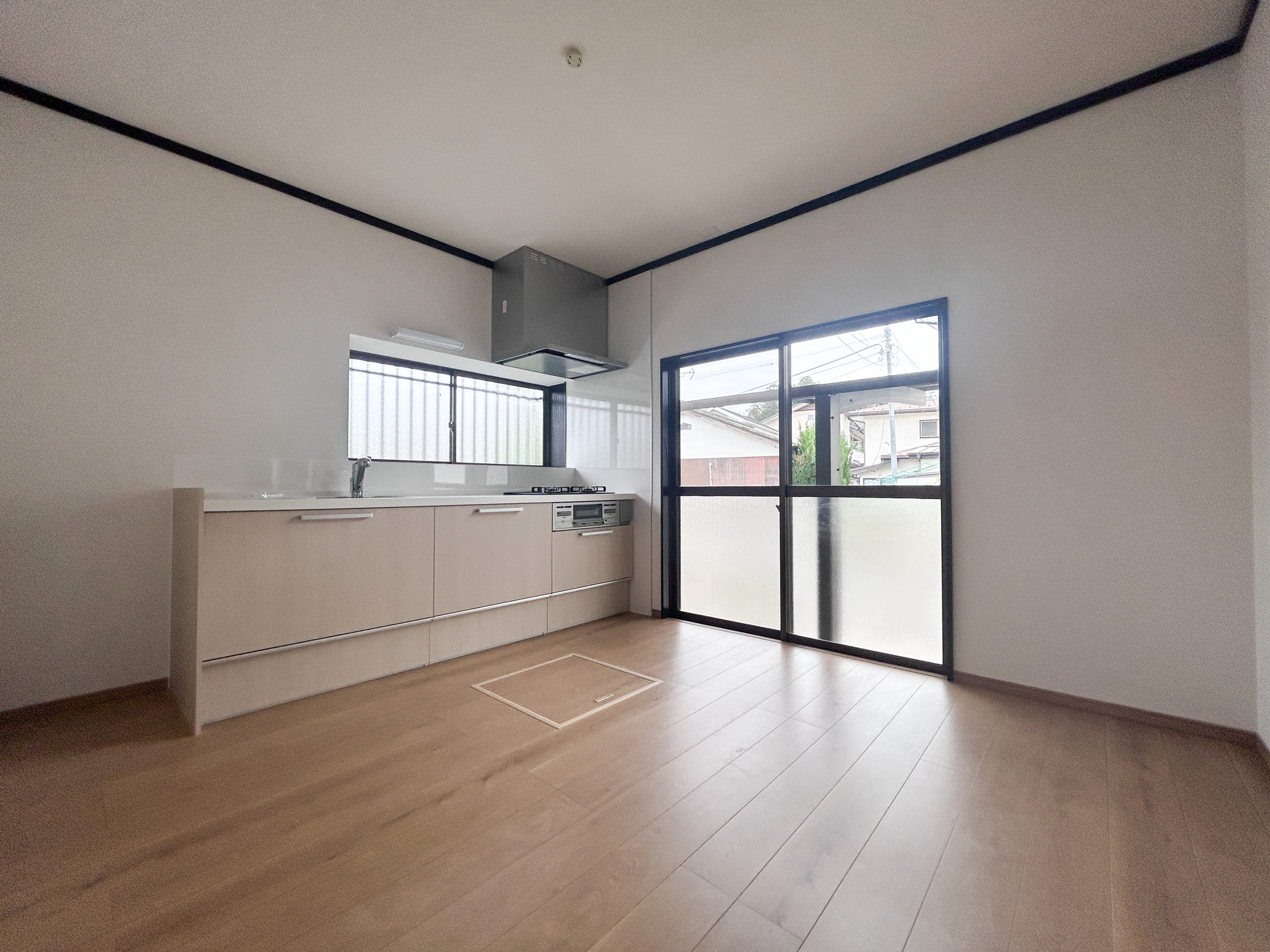 高崎市吉井町吉井川3期　中古住宅の居間・リビング|ここにはみんなが集い、食事と楽しい会話が始まる。話に夢中になりすぎて、ついつい時を忘れてしまう。そんな束の間の幸せを感じさせてくれる場所。