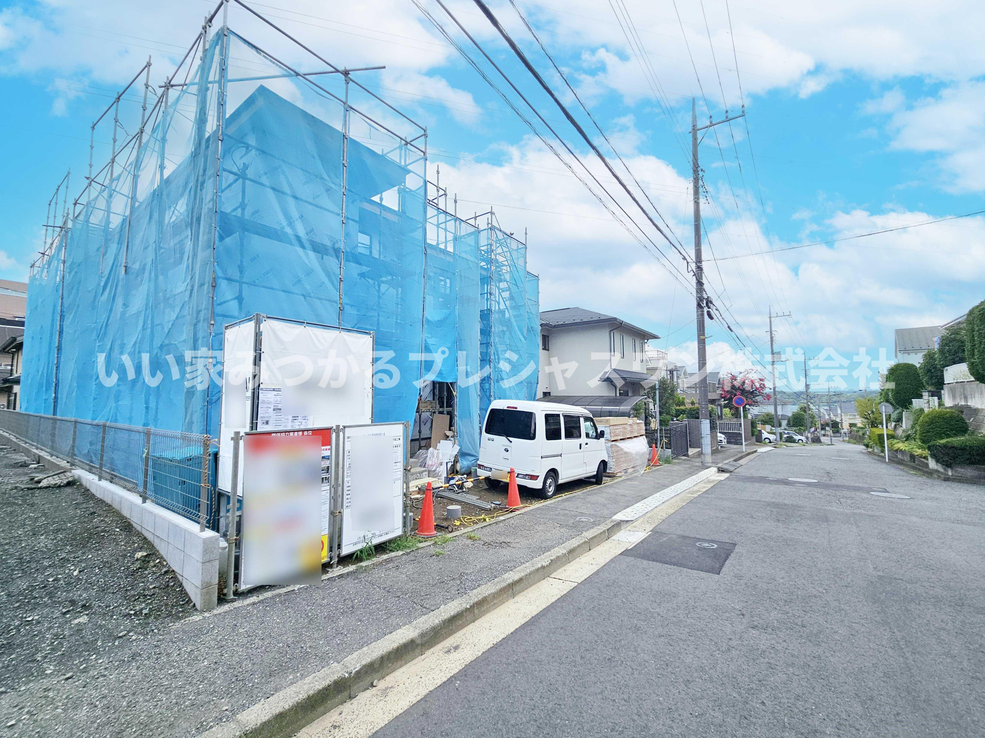 グリーンライン「都筑ふれあいの丘」徒歩13分アクセスの邸宅～都筑区見花山～の前面道路含む現地写真|「横浜市立川和東小学校」まで徒歩約10分（約750m）、「横浜市立川和中学校」まで徒歩約9分（約700m）と、お子様の通学も安心です。緑豊かな公園も近く、お子様との伸びやかな暮らしが叶う環境です。