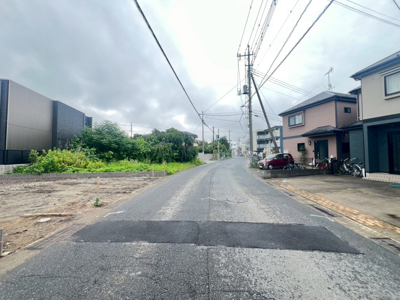 【坂戸市泉町1期2号棟 前面道路】幅員6.6ｍございます。(2026.07.18撮影)