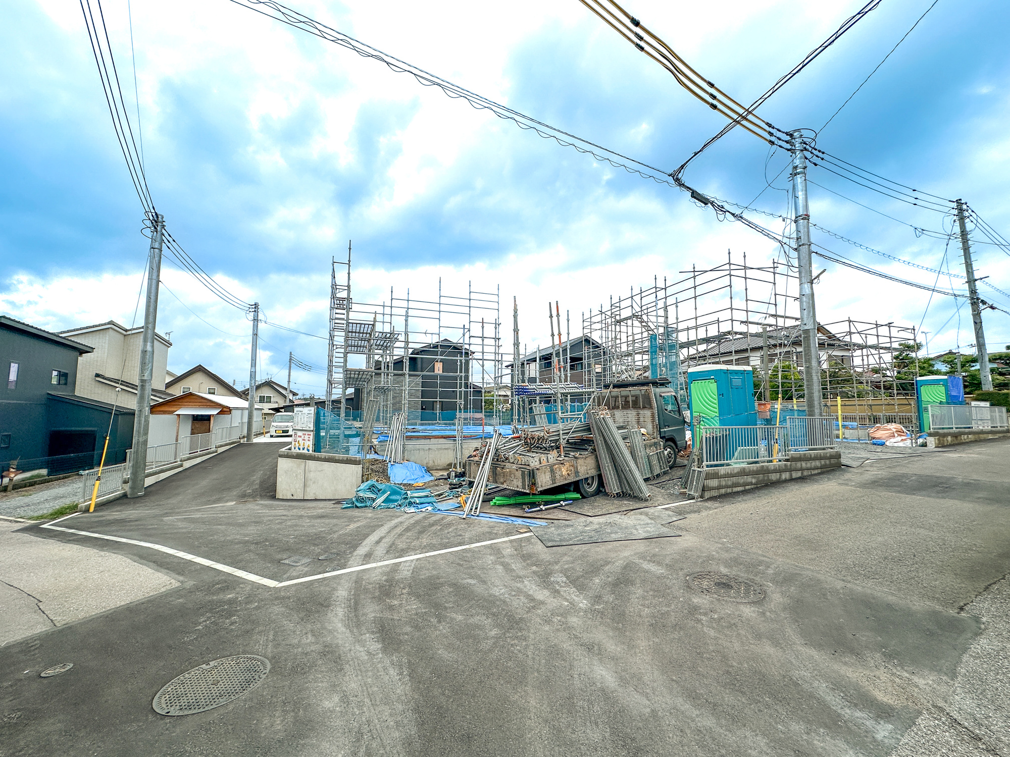 宇都宮市鶴田町の新築一戸建の前面道路含む現地写真|低層の一戸建てを中心とした街並みが整然と続き、周辺は高い建物が建っていないので、採光や開放性に恵まれ、空が広く緑の多い閑静な趣を感じる環境です。

