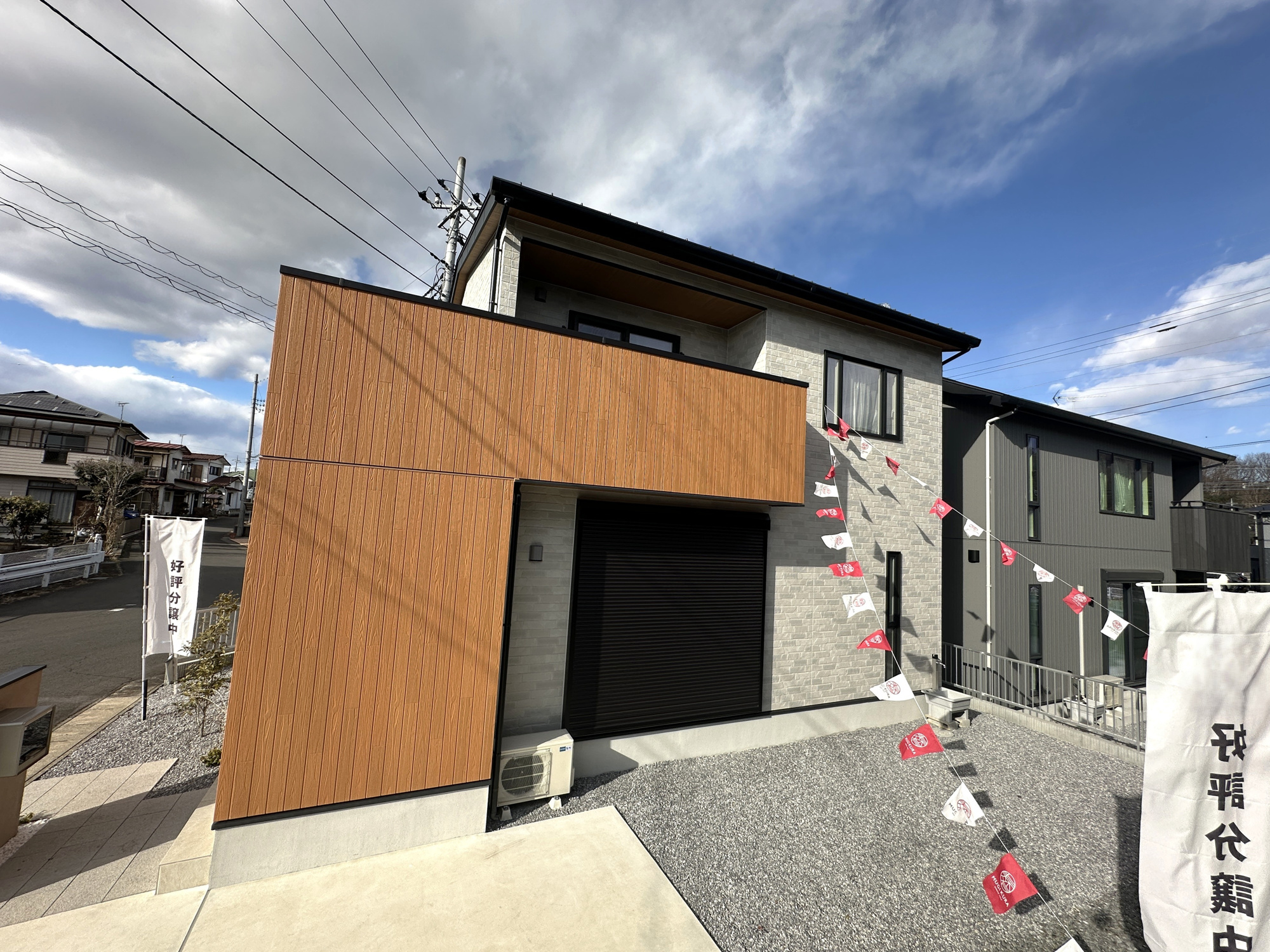 宇都宮市鶴田町の新築一戸建の外観：施工例|【同社施工例】外壁が周囲の街並みと青空に生えるお洒落な仕上がり！周囲には高い建物のないエリア。青い空が大きく感じますね。