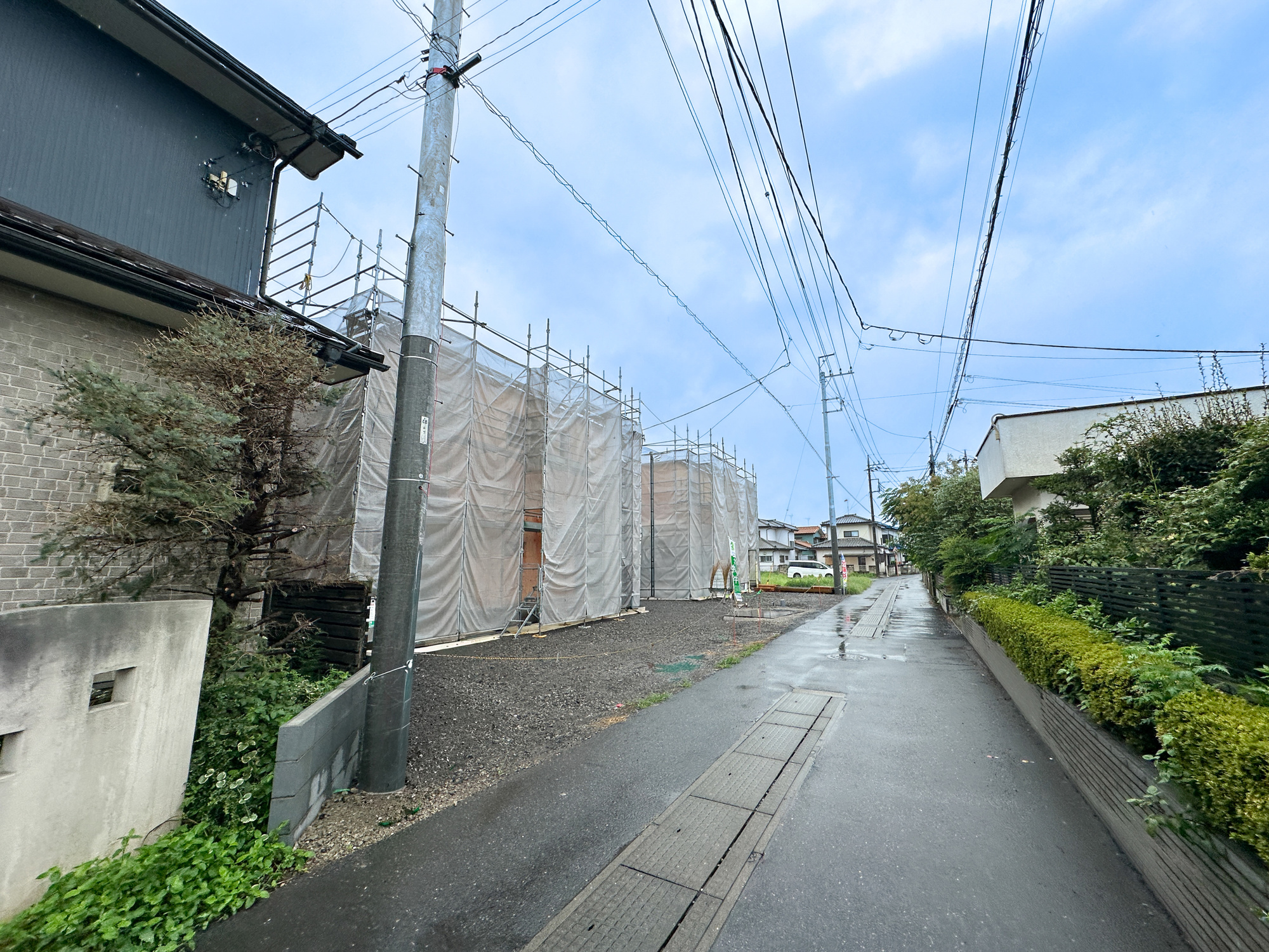 佐野市植下町の新築一戸建の前面道路含む現地写真|閑静な住宅地で子育て家族にピッタリ。毎日のお散歩も快適な緑に恵まれたエリアで、自然に包まれた穏やかな暮らしを実現するための、ゆとりある住環境が整っています。

