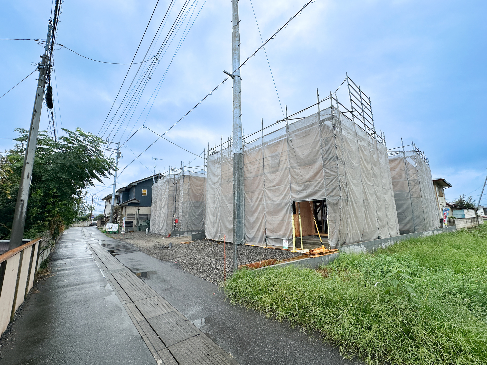 佐野市植下町の新築一戸建の前面道路含む現地写真|低層の一戸建てを中心とした街並みが整然と続き、周辺は高い建物が建っていないので、採光や開放性に恵まれ、空が広く緑の多い閑静な趣を感じる環境です。

