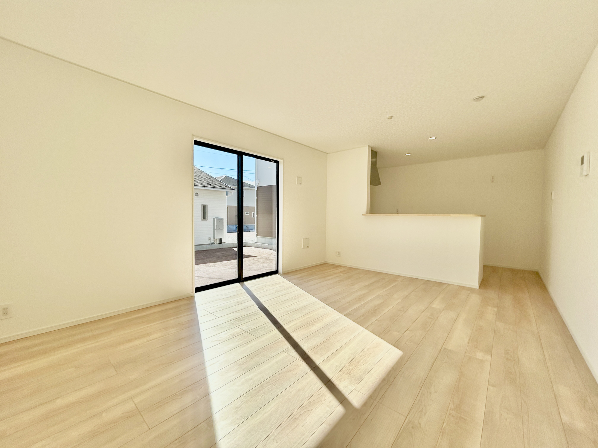佐野市植下町の新築一戸建の居間・リビング|【同社施工例】室内にいても、たっぷりの陽光と爽やかな風を感じて頂ける、開放感あふれるリビングです。
ご家族と穏やかに過ごす、心地の良い時間が流れます。　