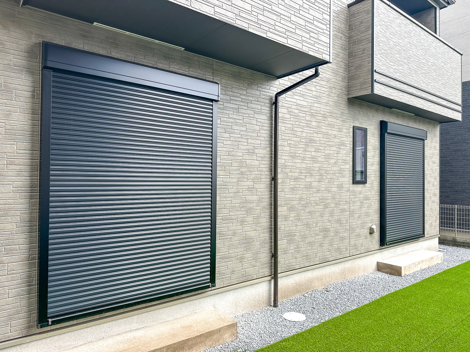 宇都宮市八千代２丁目　新築住宅全１棟の防犯設備|防風、防犯、防音、断熱と様々な効果を発揮するシャッター付きです♪