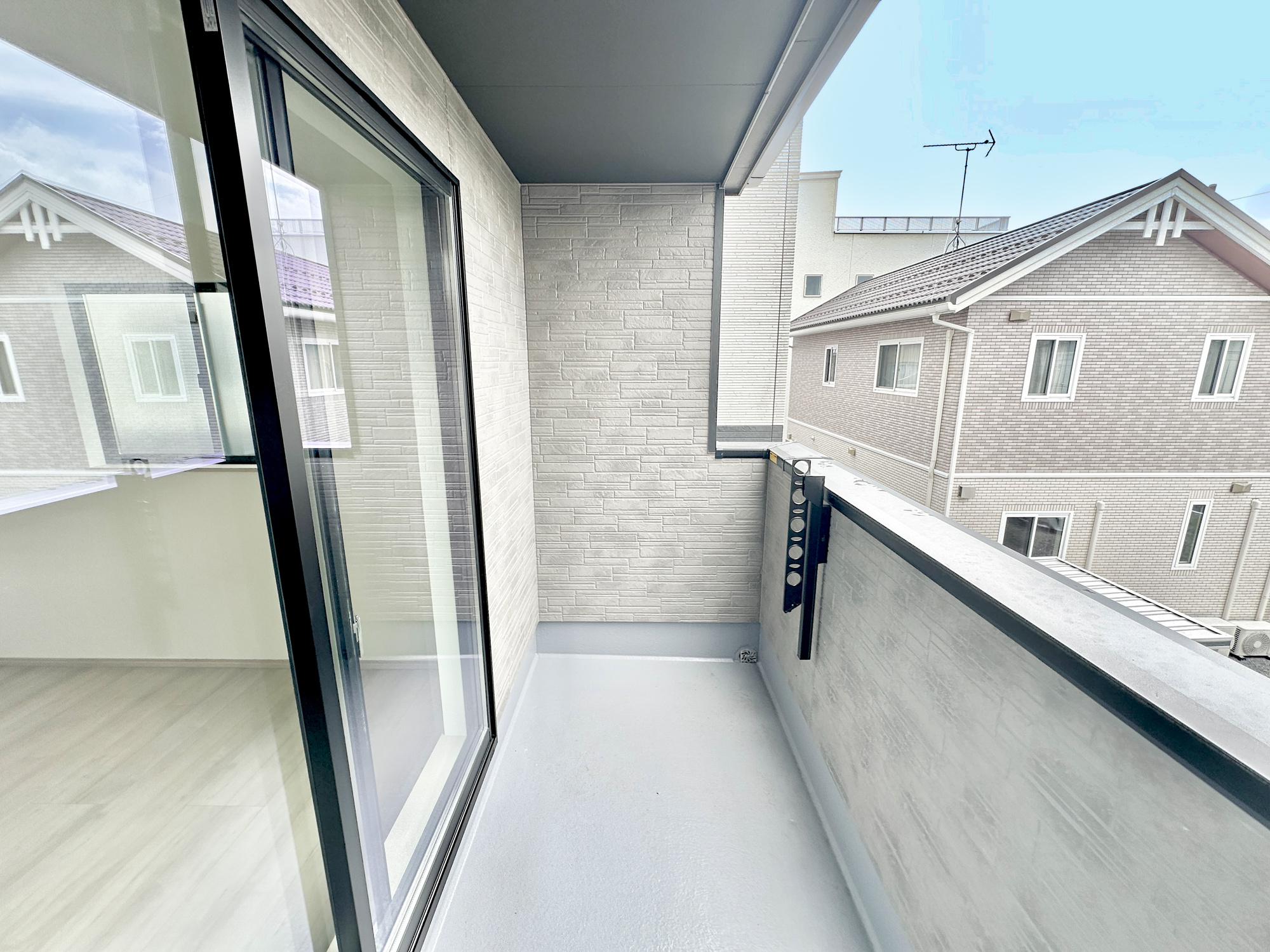 宇都宮市八千代２丁目　新築住宅全１棟のバルコニー|南向きで陽当りの良いバルコニーは、物干しセットを追加すれば、一度にたくさんのお洗濯物が干せるのが魅力！バルコニーは洗濯物を干すだけの場所じゃなく、家族のゆとりのある時間を演出するプライベート空間。