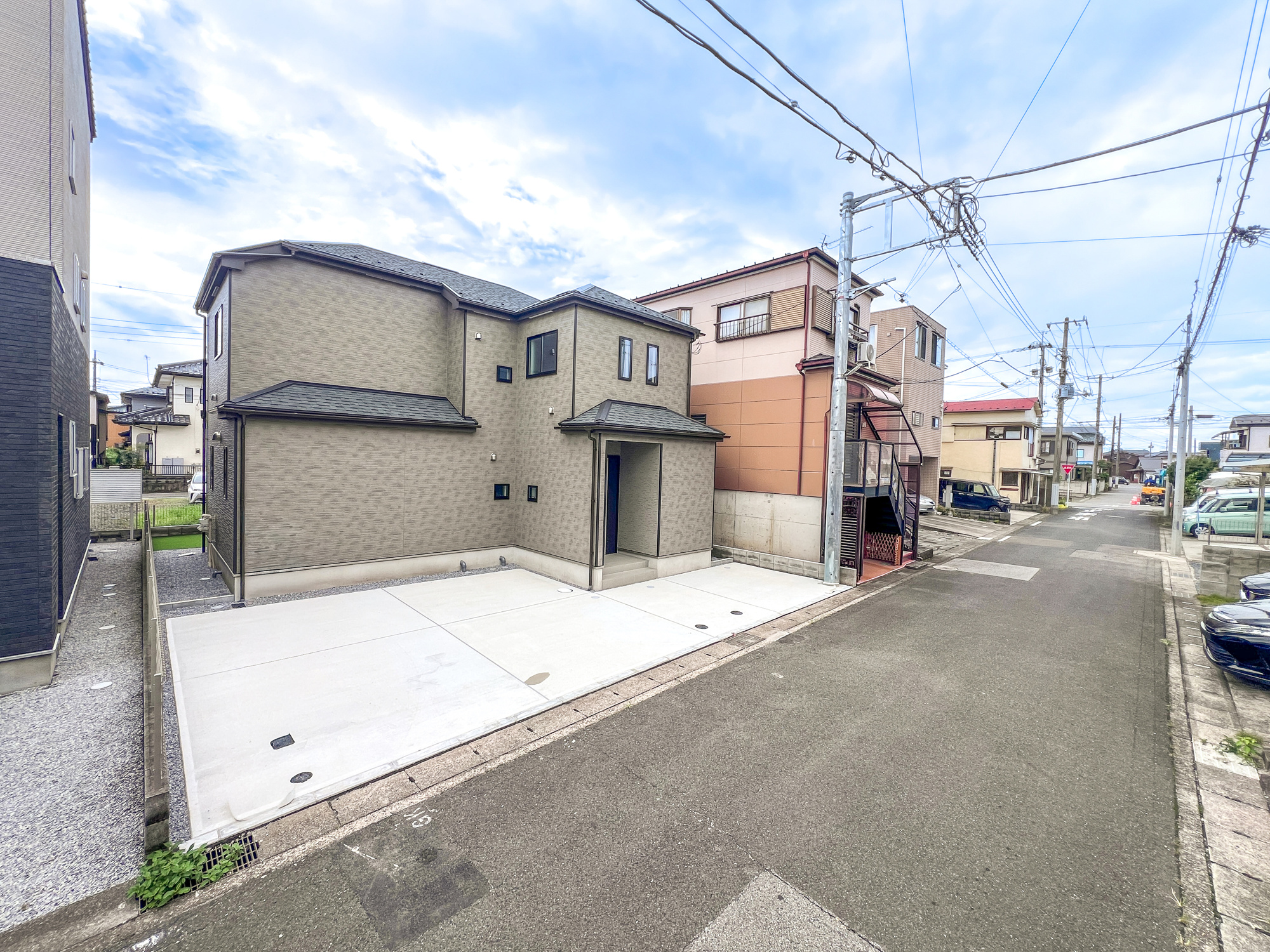 宇都宮市八千代２丁目　新築住宅全１棟の前面道路含む現地写真|閑静な住宅地で子育て家族にピッタリ。毎日のお散歩も快適な緑に恵まれたエリアで、自然に包まれた穏やかな暮らしを実現するための、ゆとりある住環境が整っています。

