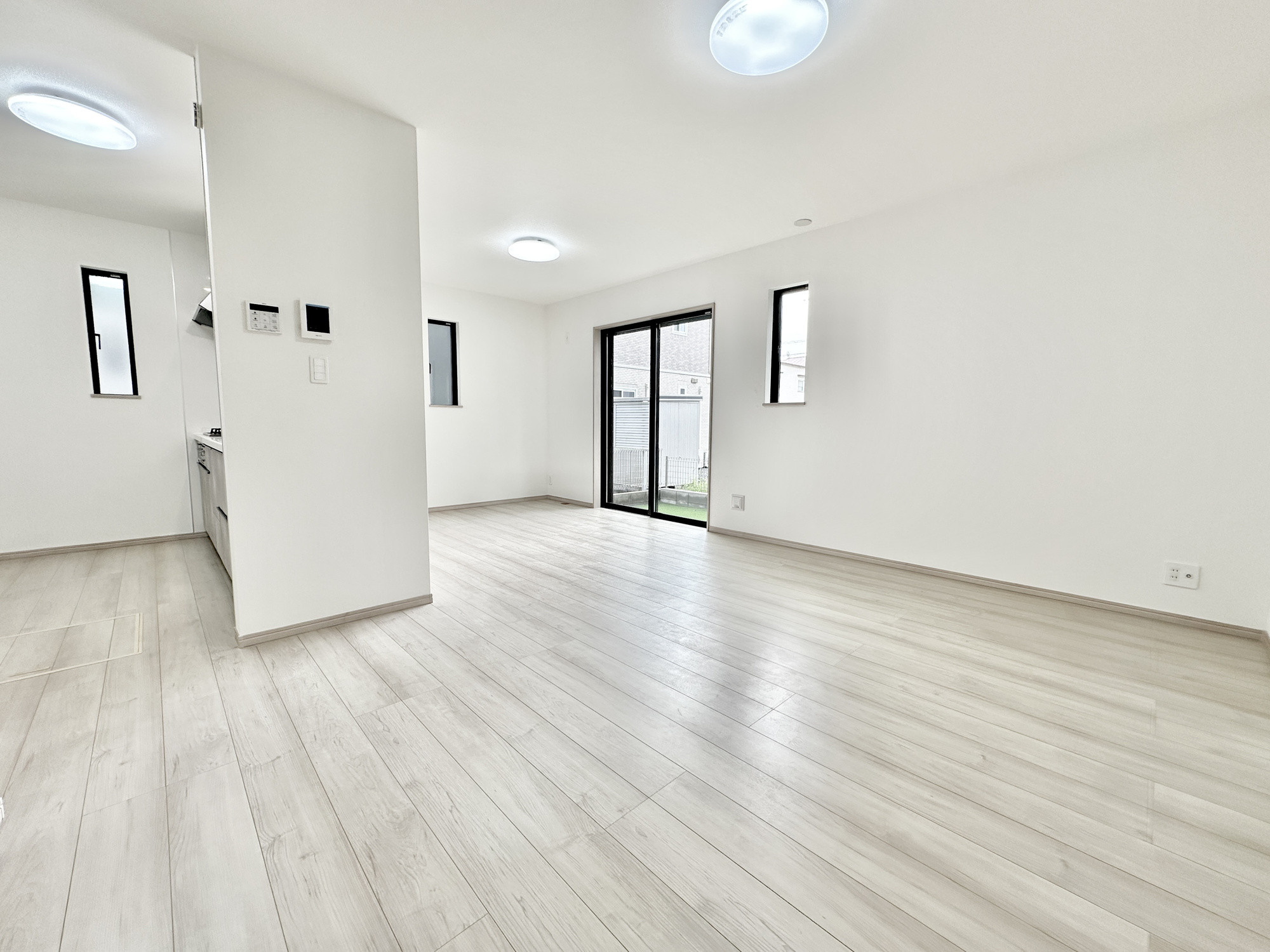 宇都宮市八千代２丁目　新築住宅全１棟の居間・リビング|オープンな空間を生み出す、こだわりの広がりとゆとり。家族と過ごす時間を大切にしたい方にぴったりの明るくゆとりある住空間です。南側の窓からの日差しがリビングの隅々までしっかりと届きます！ 