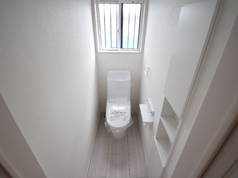 【２号棟：トイレ】トイレを2ヶ所に設け、忙しい朝もスムーズ。家族それぞれが快適に使える、暮らしに嬉しい設備です