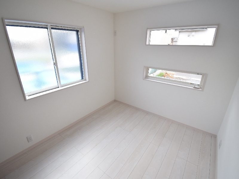 【２号棟：洋室】明るく心地よい5.2帖の洋室は暮らしに合わせて自由に使える一室。寝室やワークスペースなど、ライフスタイルに合わせて活用できます