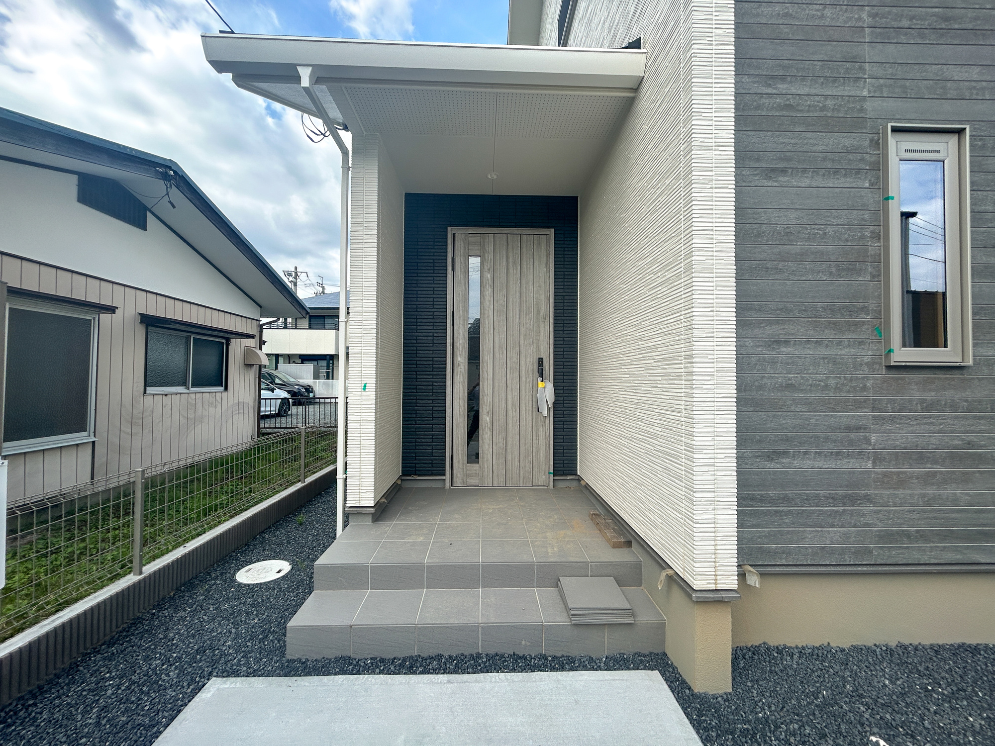 前橋市大友町第6期　新築住宅全3棟の玄関|居住者の帰り、訪れる方を優しく迎える・安らぎに満ちた生活空間を予感させます♪

