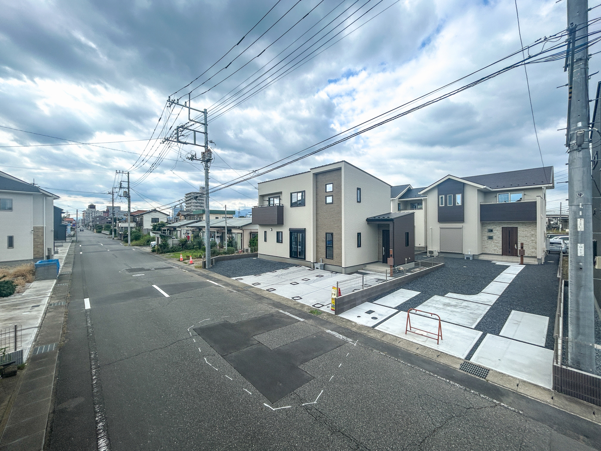 前橋市大友町第6期　新築住宅全3棟の前面道路含む現地写真|閑静な住宅地で子育て家族にピッタリ。毎日のお散歩も快適な緑に恵まれたエリアで、自然に包まれた穏やかな暮らしを実現するための、ゆとりある住環境が整っています。

