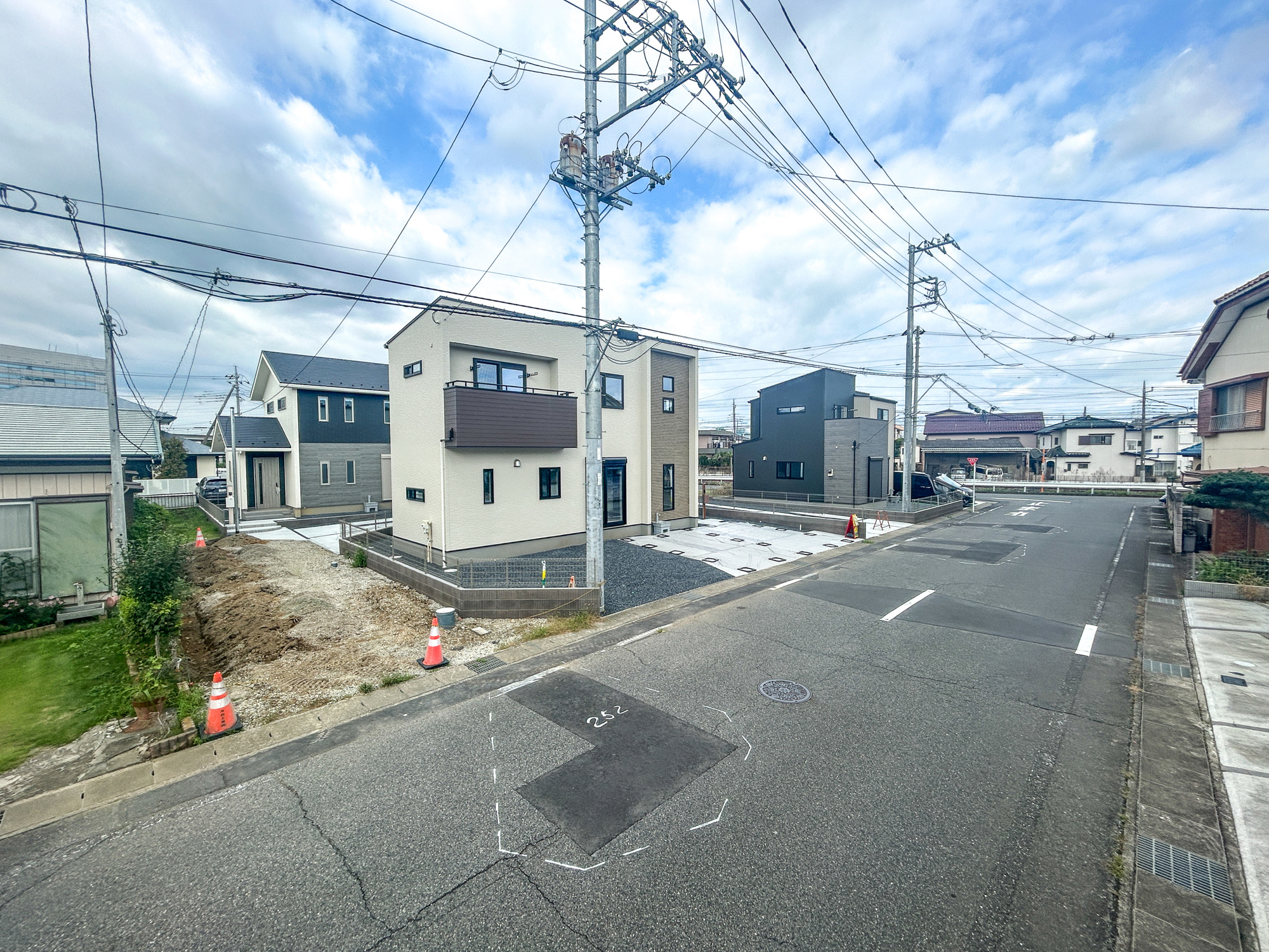 前橋市大友町第6期　新築住宅全3棟の前面道路含む現地写真|低層の一戸建てを中心とした街並みが整然と続き、周辺は高い建物が建っていないので、採光や開放性に恵まれ、空が広く緑の多い閑静な趣を感じる環境です。

