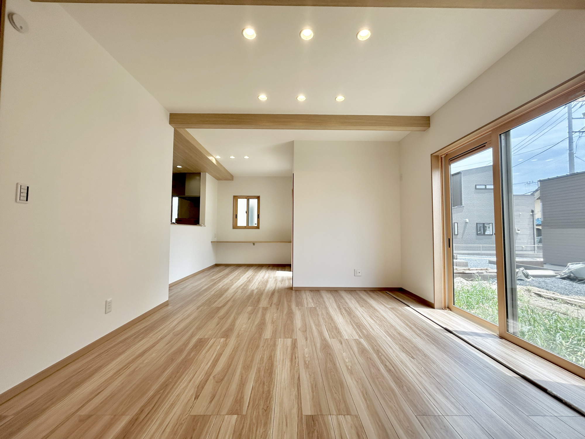 前橋市大友町第6期　新築住宅全3棟の居間・リビング|南向きに大きく開いた窓からは、明るい陽射しが射し込みます。
爽やかな風が吹き抜ける心地良いリビングには、自然と家族が集まります。
