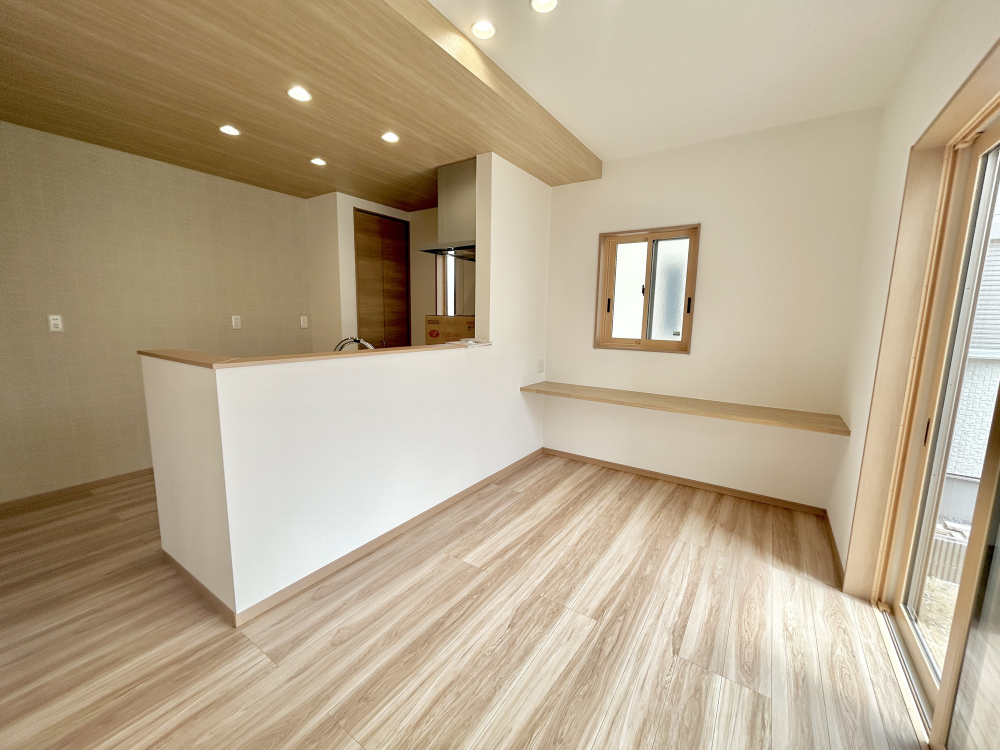 前橋市大友町第6期　新築住宅全3棟の居間・リビング|ここにはみんなが集い、食事と楽しい会話が始まる。話に夢中になりすぎて、ついつい時を忘れてしまう。そんな束の間の幸せを感じさせてくれる場所。