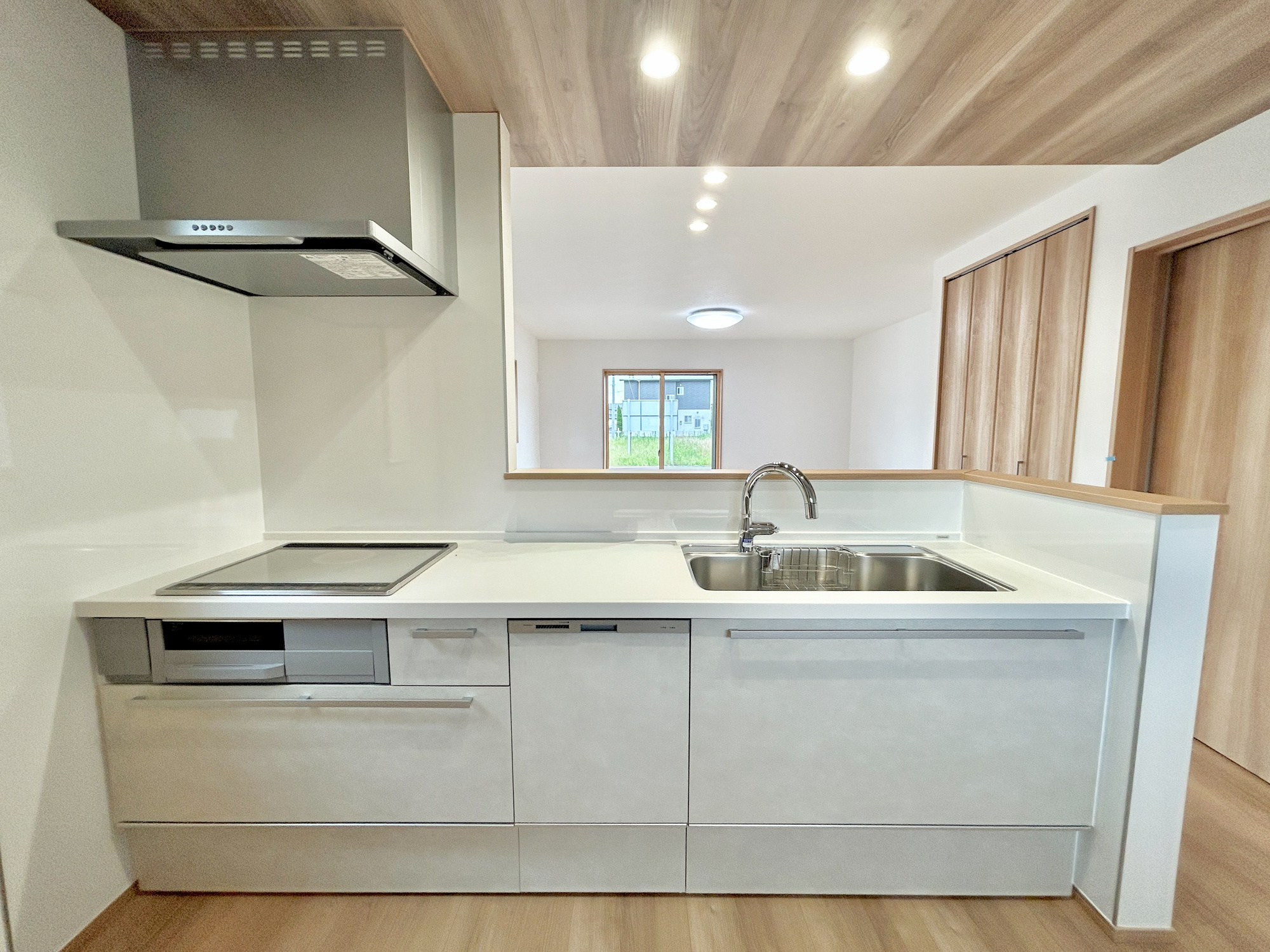 前橋市箱田町第9期　新築住宅全7棟のキッチン|収納が多いのでキッチンの上は常にきれいに保てます！！
お料理がしたくなるそんな嬉しい・楽しいキッチンです♪