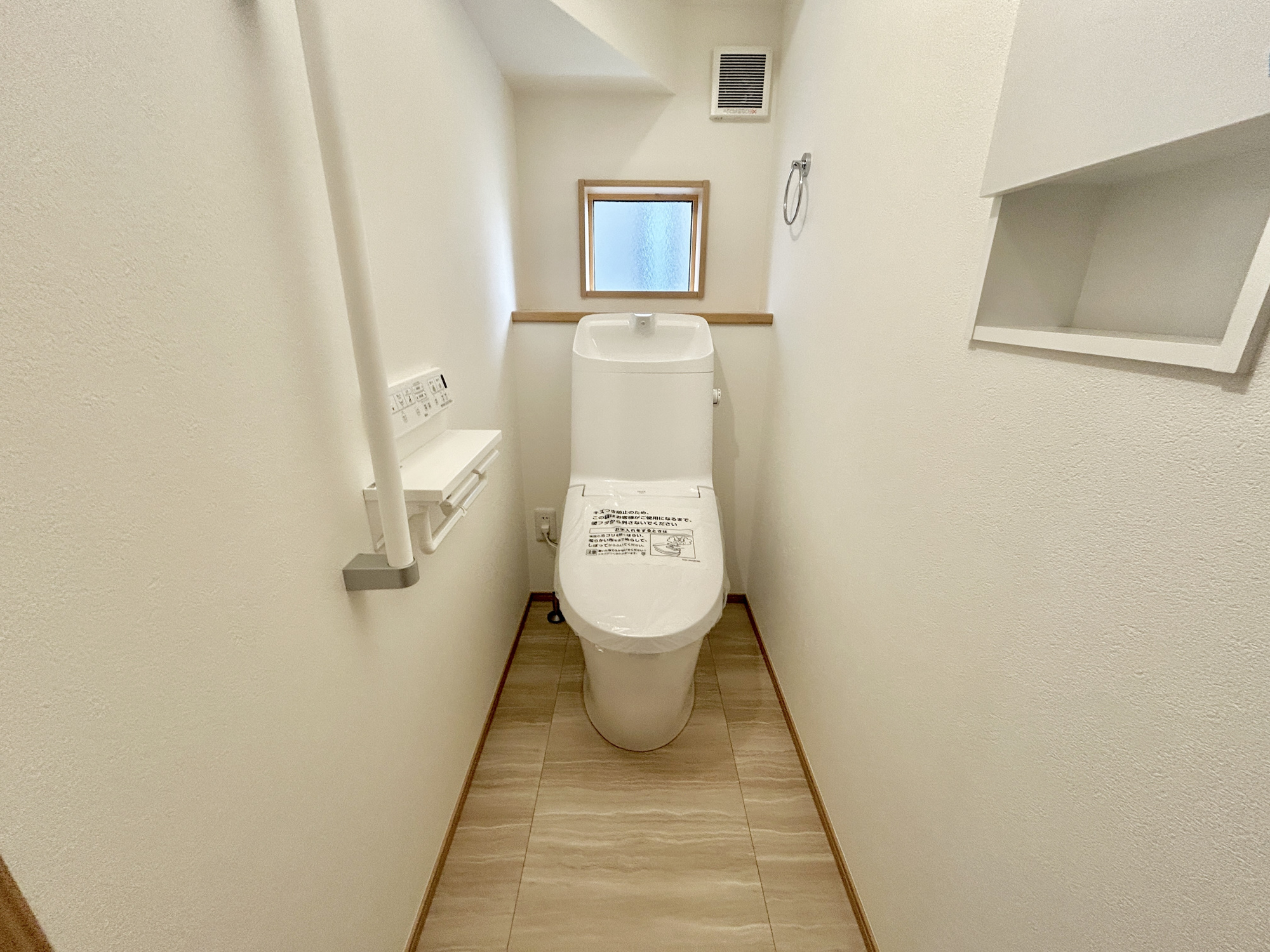 前橋市箱田町第9期　新築住宅全7棟のトイレ|節水型でエコなトイレには、今では当たり前の洗浄付き。便座を温める機能もついていて、居心地良くてトイレから出られなくなるかも！換気用に換気扇はもちろん、窓も着いているので常に快適ですね♪