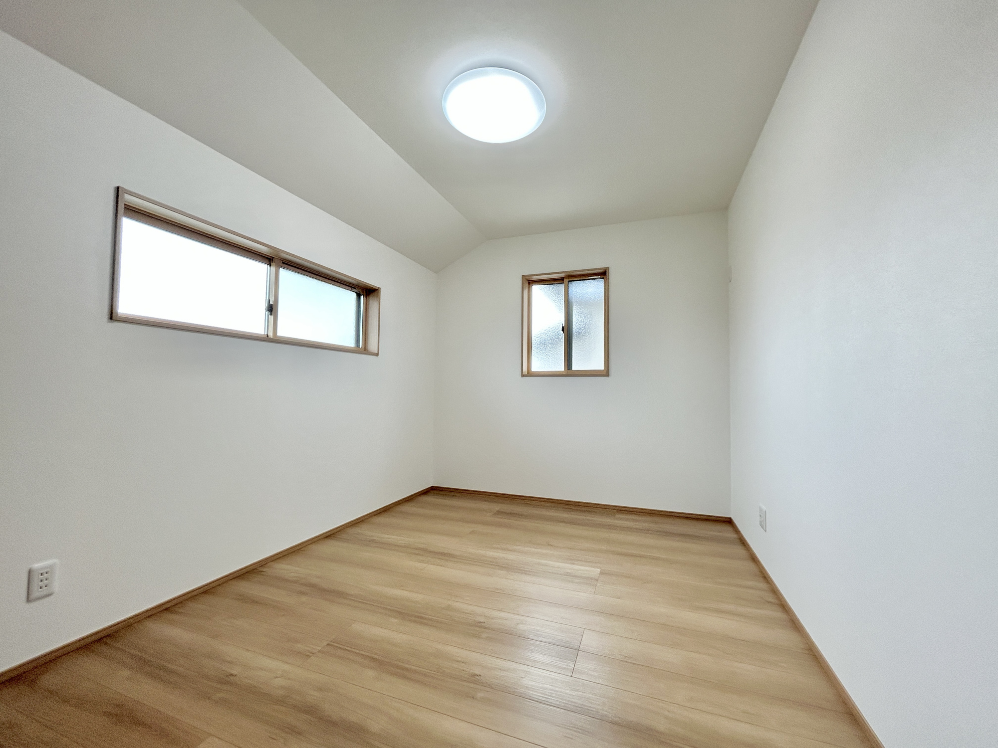 前橋市箱田町第9期　新築住宅全7棟の洋室|木目のフローリングが暖かみのある室内に。明るい寝室で心地のいい朝を迎えられそう。