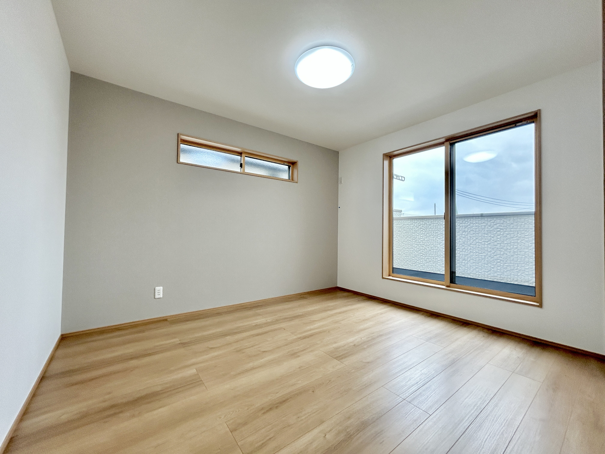 前橋市箱田町第9期　新築住宅全7棟の寝室|大きな窓からたっぷりと陽光が注がれる明るい空間。家族の成長に対応できる永住仕様の間取り。一日の疲れをいやしてくれる主寝室。時を忘れて過ごす場所として過ごせるお部屋。