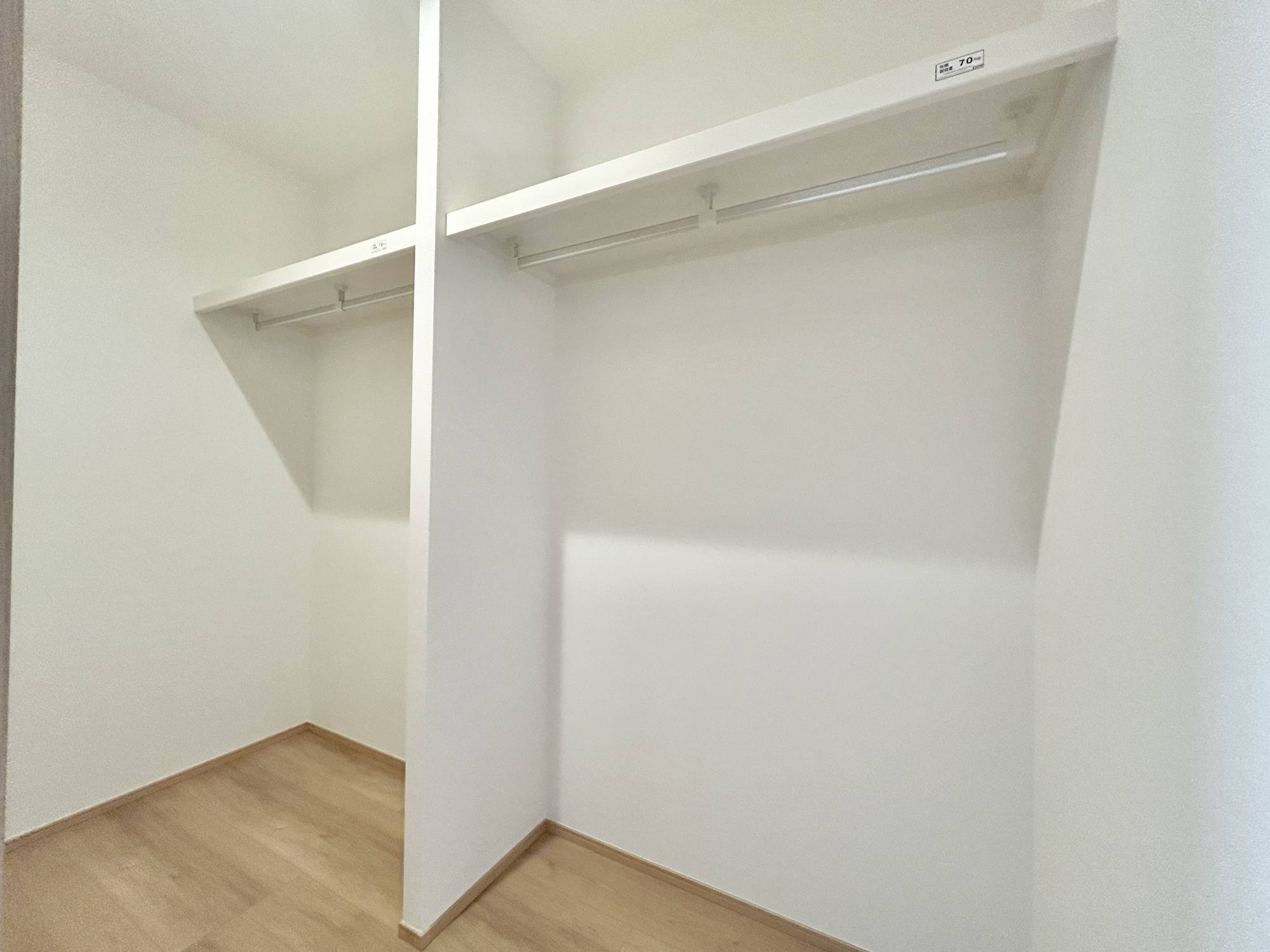 前橋市箱田町第9期　新築住宅全7棟の収納|たくさんのお洋服が入る、ウォークインクローゼット。
お洋服以外にも掃除機やスーツケースなどを一箇所に集約できるのが魅力です♪
収納ケースを置かなくていいのでお部屋の見た目にもスッキリ！