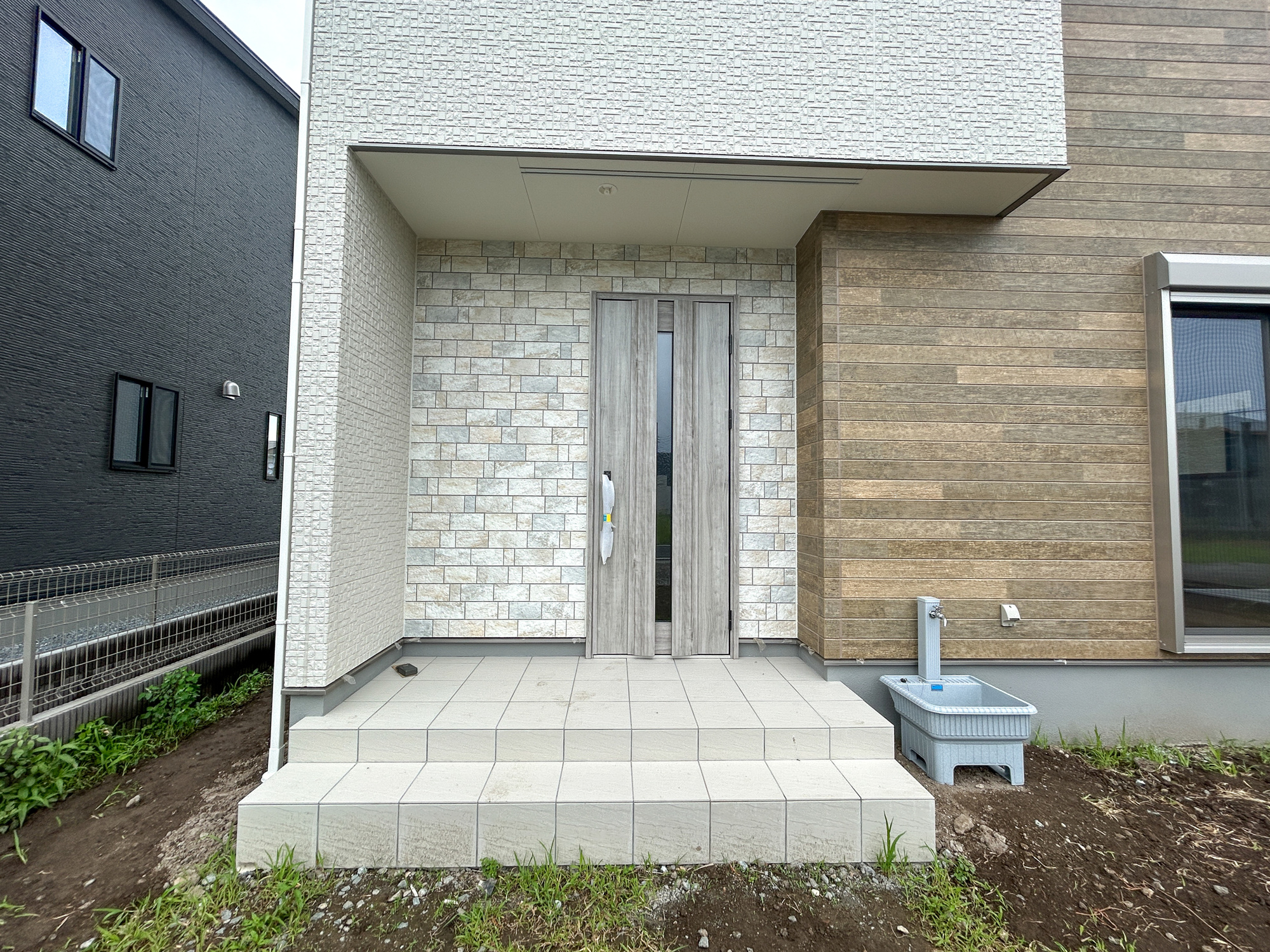 前橋市箱田町第9期　新築住宅全7棟の玄関|玄関上は屋根があるので雨の心配いらず♪