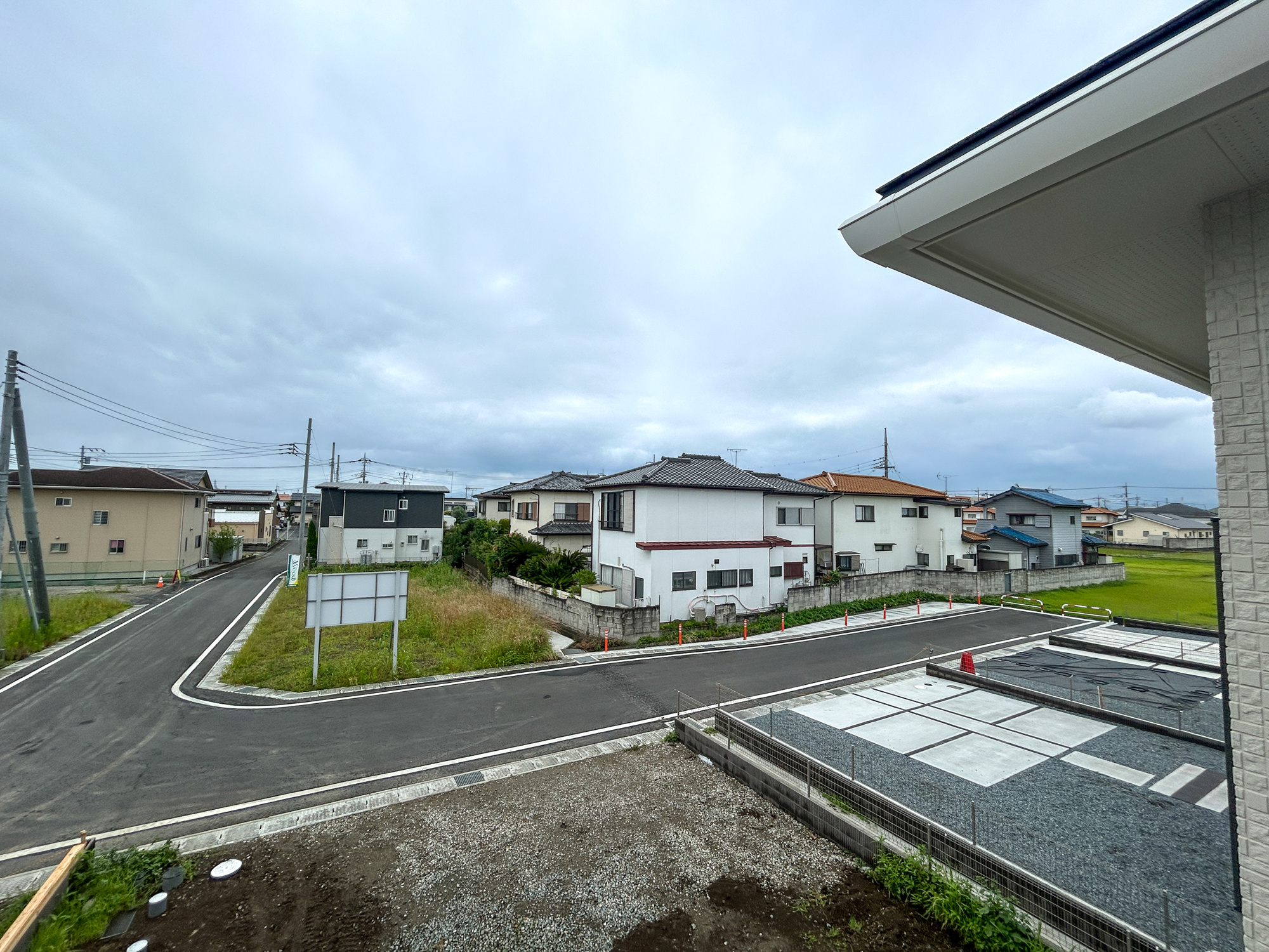 前橋市箱田町第9期　新築住宅全7棟の展望|低層の一戸建てを中心とした街並みが整然と続き、周辺は高い建物が建っていないので、採光や開放性に恵まれ、空が広く緑の多い閑静な趣を感じる環境です。