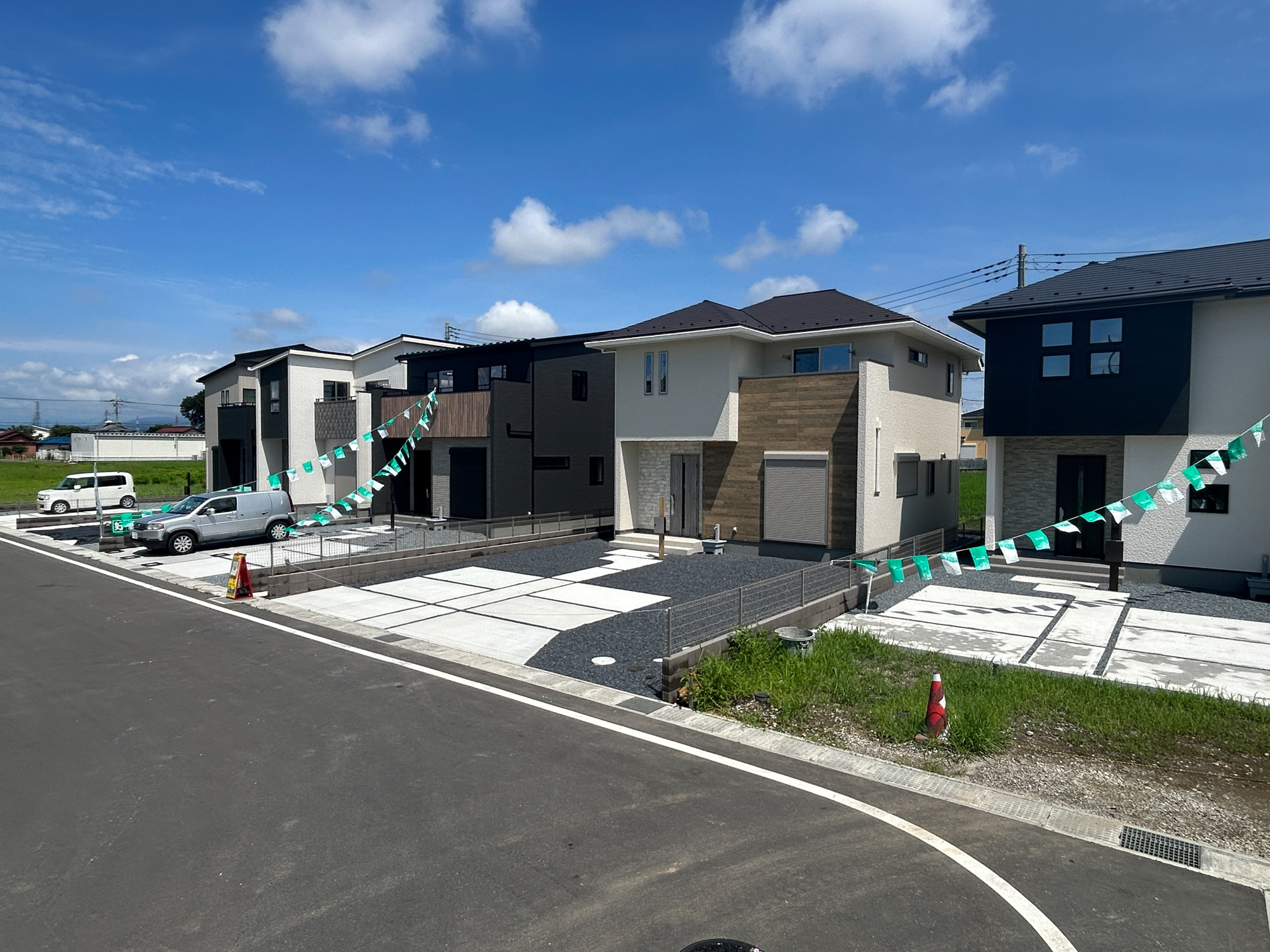 前橋市箱田町第9期　新築住宅全7棟の前面道路含む現地写真|低層の一戸建てを中心とした街並みが整然と続き、周辺は高い建物が建っていないので、採光や開放性に恵まれ、空が広く緑の多い閑静な趣を感じる環境です。

