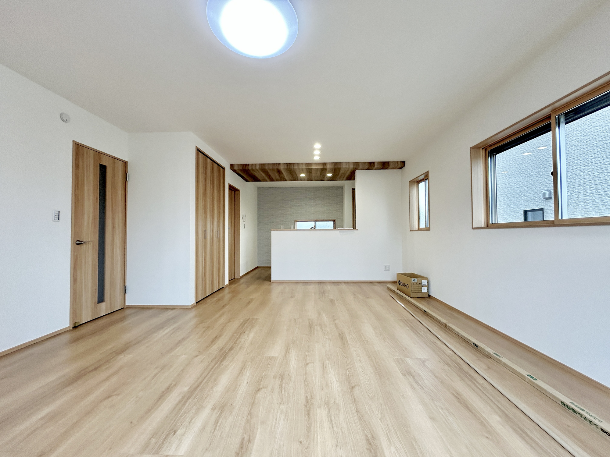 前橋市箱田町第9期　新築住宅全7棟の居間・リビング|南向きに大きく開いた窓からは、明るい陽射しが射し込みます。
爽やかな風が吹き抜ける心地良いリビングには、自然と家族が集まります。
