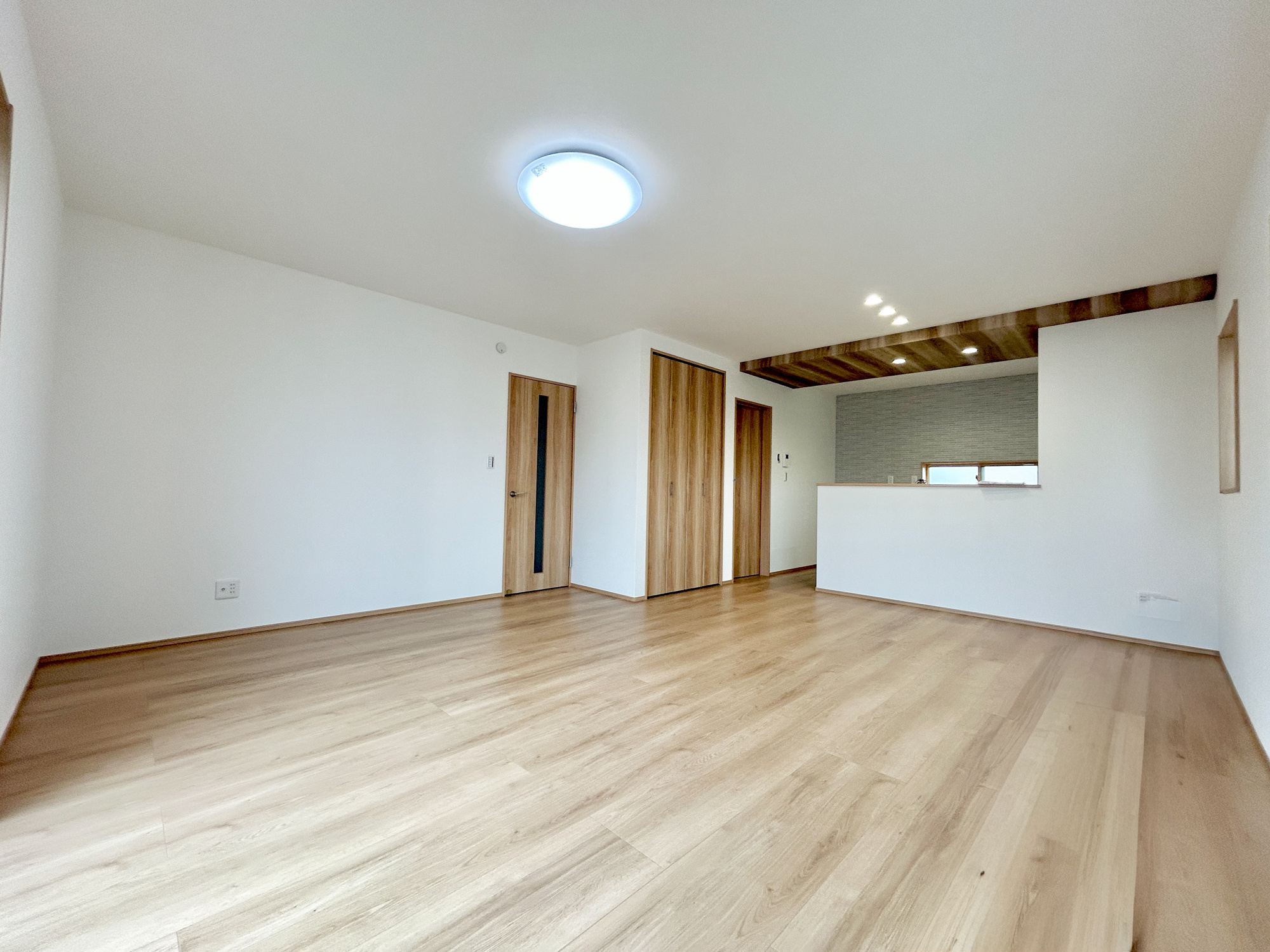 前橋市箱田町第9期　新築住宅全7棟の居間・リビング|室内にいても、たっぷりの陽光と爽やかな風を感じて頂ける、開放感あふれるリビングです。
ご家族と穏やかに過ごす、心地の良い時間が流れます。