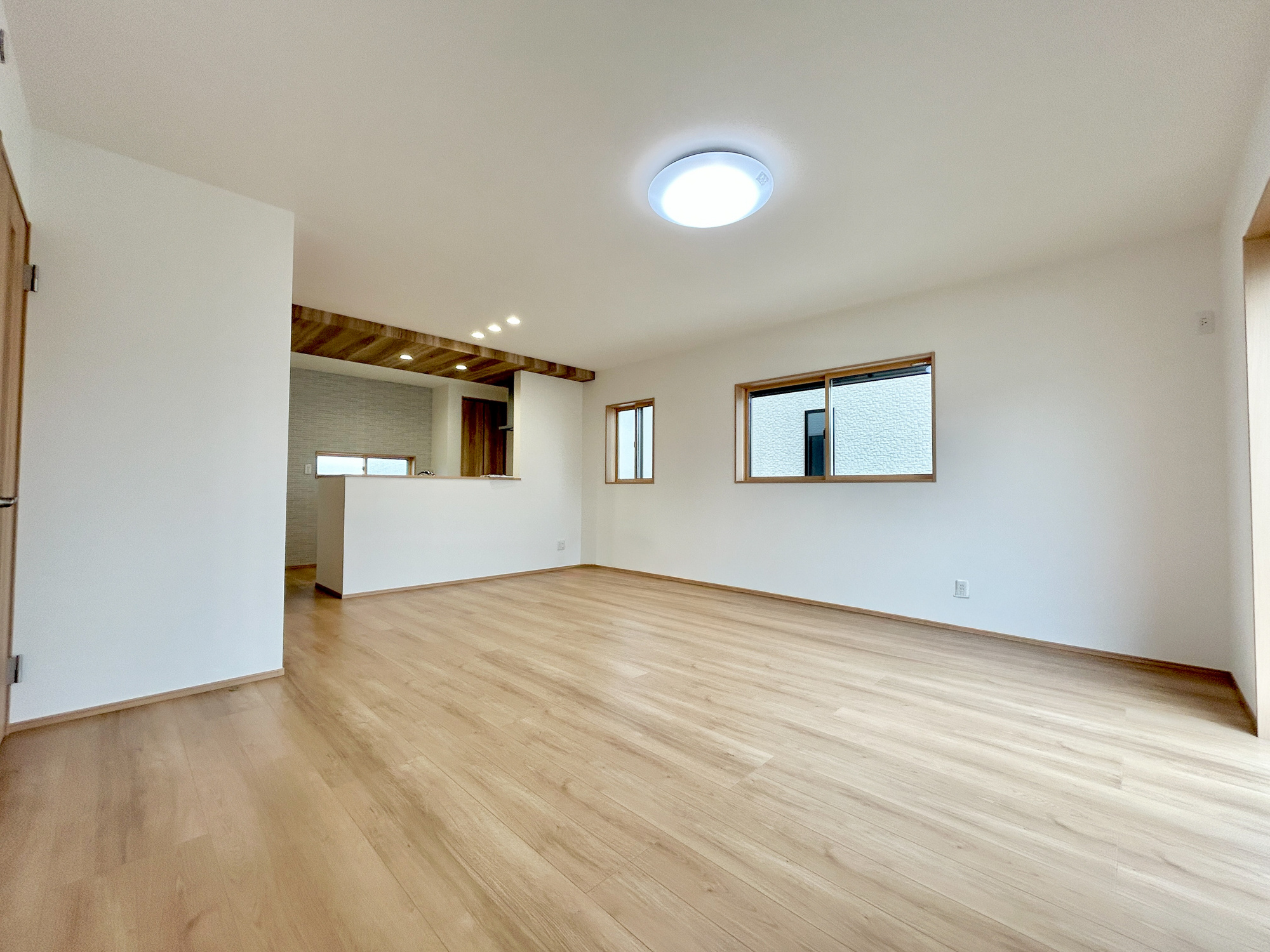 前橋市箱田町第9期　新築住宅全7棟の居間・リビング|オープンな空間を生み出す、こだわりの広がりとゆとり。家族と過ごす時間を大切にしたい方にぴったりの明るくゆとりある住空間です。南側の窓からの日差しがリビングの隅々までしっかりと届きます！ 