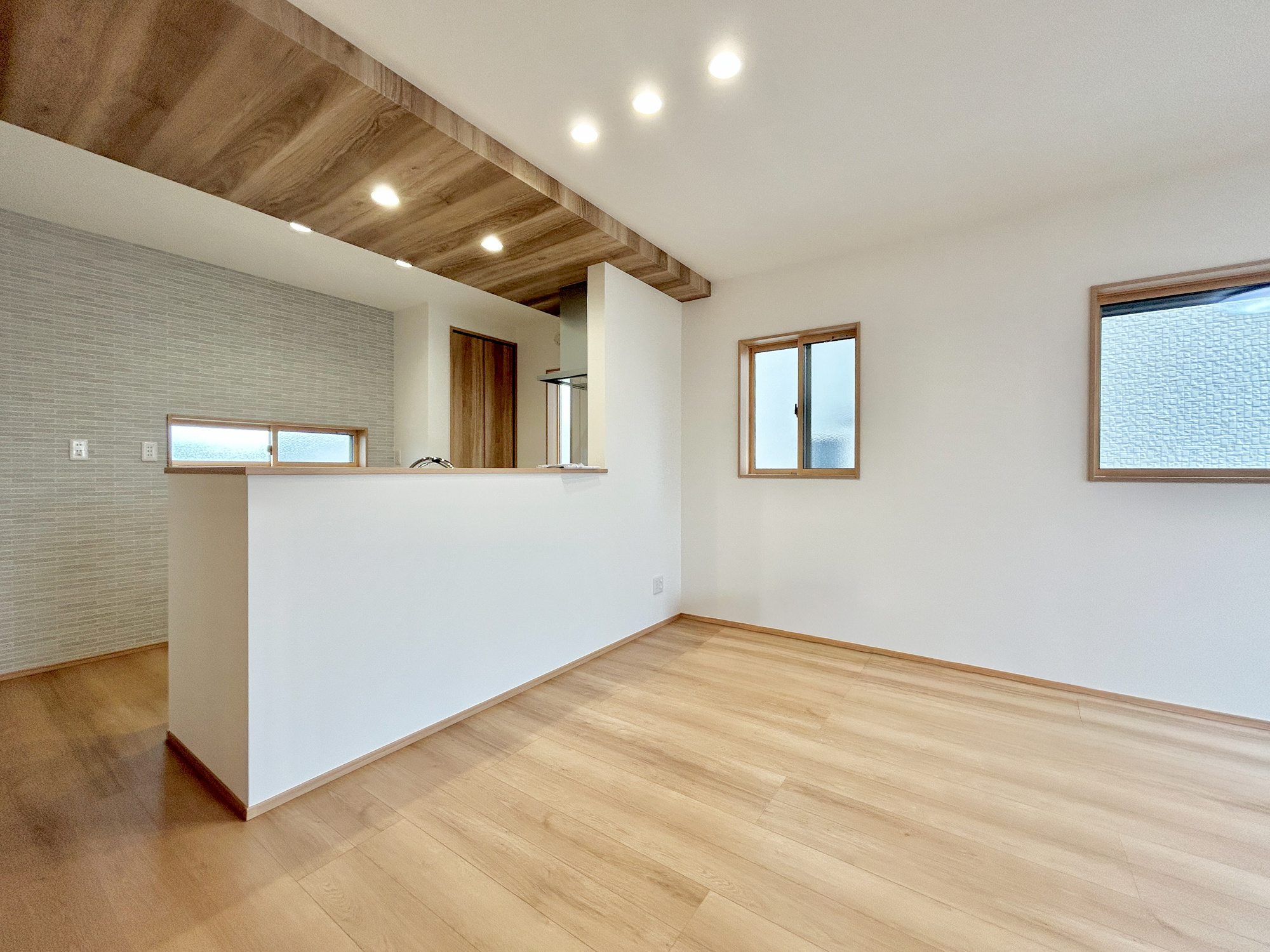 前橋市箱田町第9期　新築住宅全7棟の居間・リビング|ここにはみんなが集い、食事と楽しい会話が始まる。話に夢中になりすぎて、ついつい時を忘れてしまう。そんな束の間の幸せを感じさせてくれる場所。