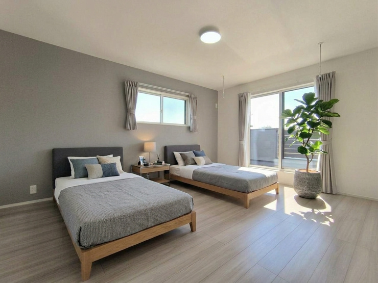 【主寝室】10帖の主寝室は、ダブルベッドやシングルベッドを2つに加えて、ベビーベッドを横並びで配置できる広さ！大容量のWICも備えており、衣替えをする必要がないかもしれませんね♪※家具合成画像です