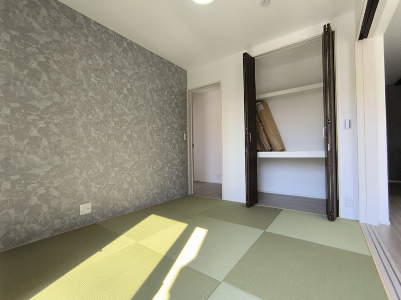 【和室】4.5帖の和室は、玄関からもリビングからもアクセス可能なため、ドアの開け閉めで使い方を切り替え可能で便利♪キッチンから見渡せるので、子育て世帯でも安心ですね！