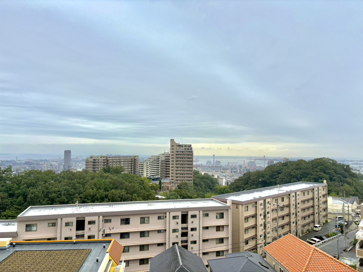 コート六甲鶴甲の展望|南向きバルコニーのため陽光がたっぷりと差し込み、前面を遮るものがないため遠くの広大な海まで一望できます。優れた採光・通風と高層階ならではの大パノラマを日常の中で贅沢に楽しめる、日当たり良好な住環境です