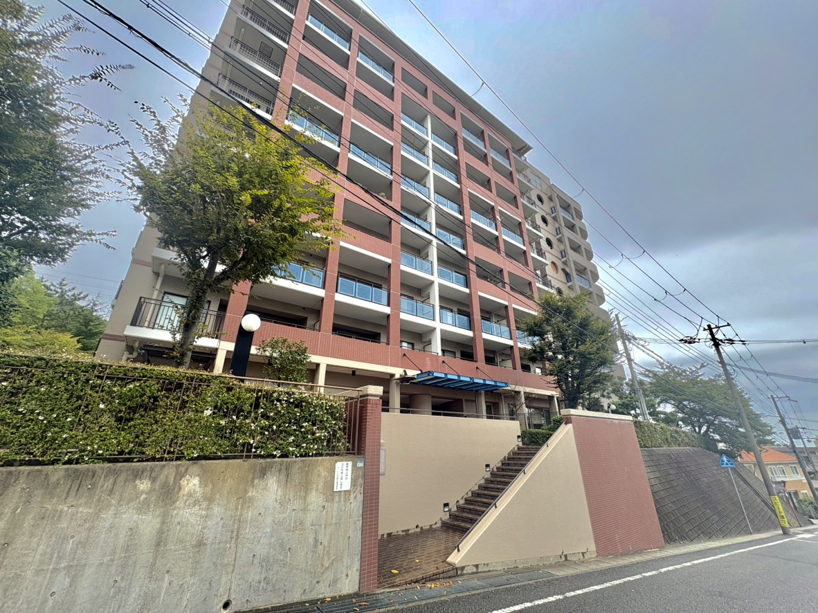 コート六甲鶴甲の外観|室内リフォームされており大変綺麗です。
南側バルコニーからの眺望を是非現地にてご体感ください。
お問い合わせお待ちしております。