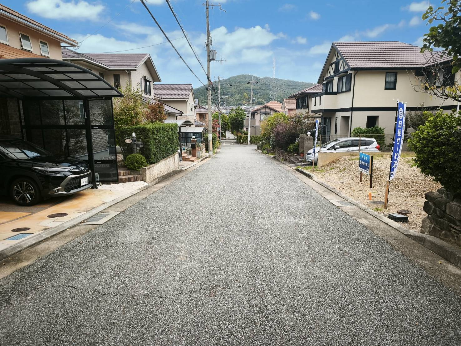川西市南野坂１丁目　売土地の周辺|南側公道幅員約6.3ｍ（西側からの景色）
対向車とスムーズなすれ違いで安心です