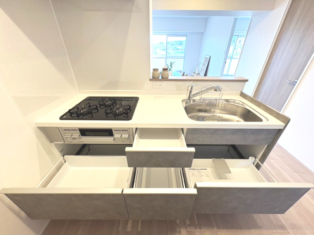 日商岩井高槻マンションのキッチン|収納豊富なキッチンです。
