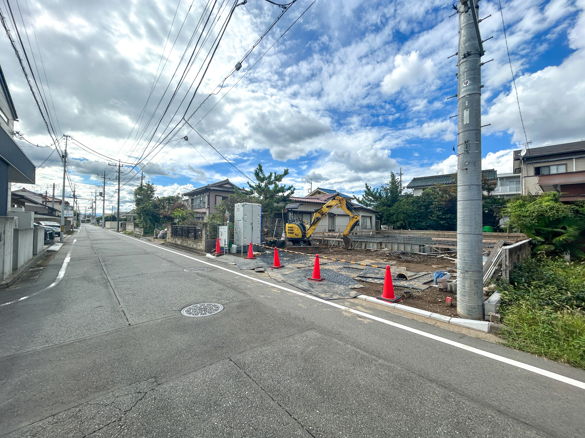 前橋市朝日が丘町　新築住宅全1棟.の前面道路含む現地写真|閑静な住宅地で子育て家族にピッタリ。毎日のお散歩も快適な緑に恵まれたエリアで、自然に包まれた穏やかな暮らしを実現するための、ゆとりある住環境が整っています。

