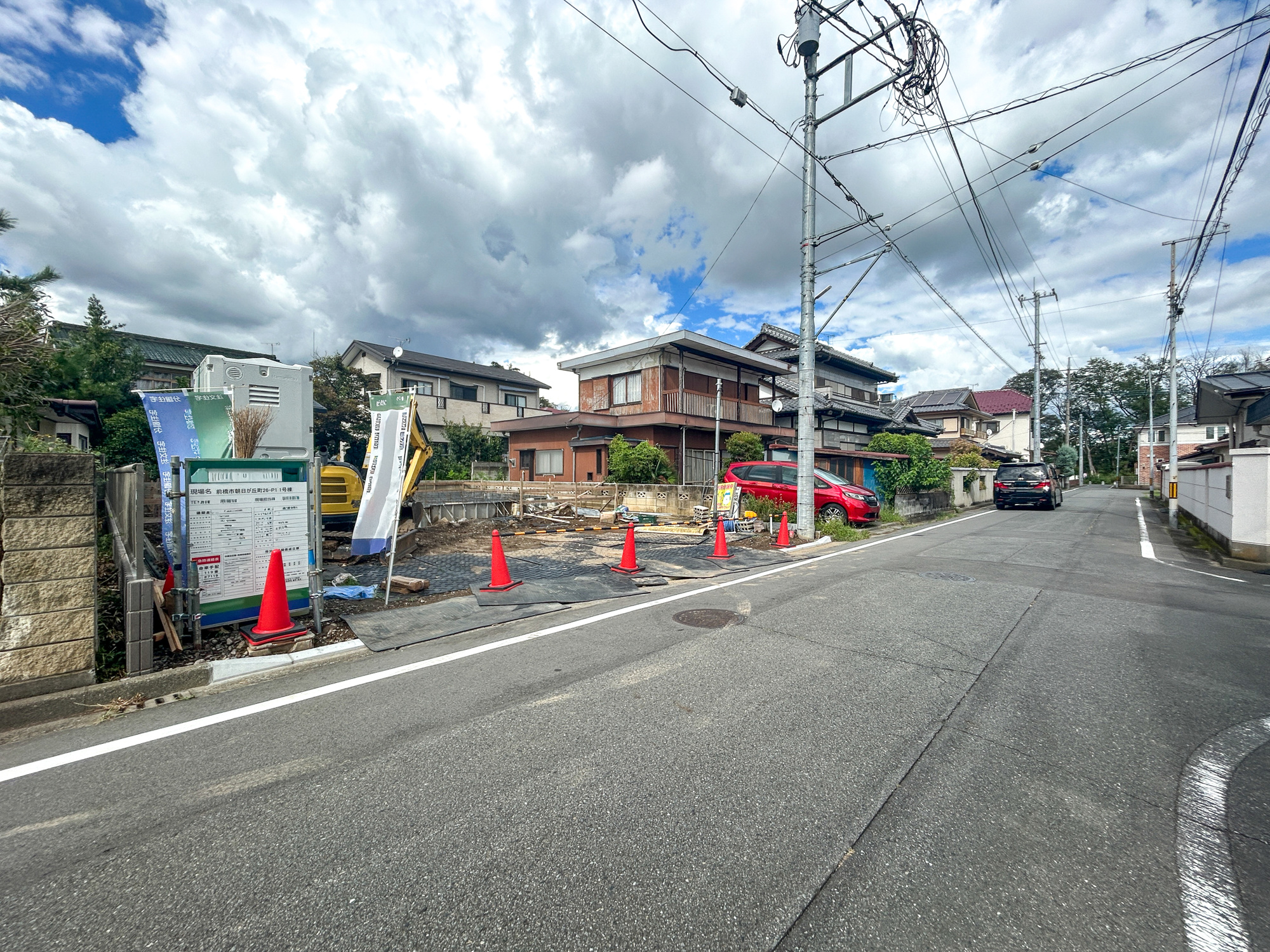 前橋市朝日が丘町　新築住宅全1棟.の前面道路含む現地写真|低層の一戸建てを中心とした街並みが整然と続き、周辺は高い建物が建っていないので、採光や開放性に恵まれ、空が広く緑の多い閑静な趣を感じる環境です。

