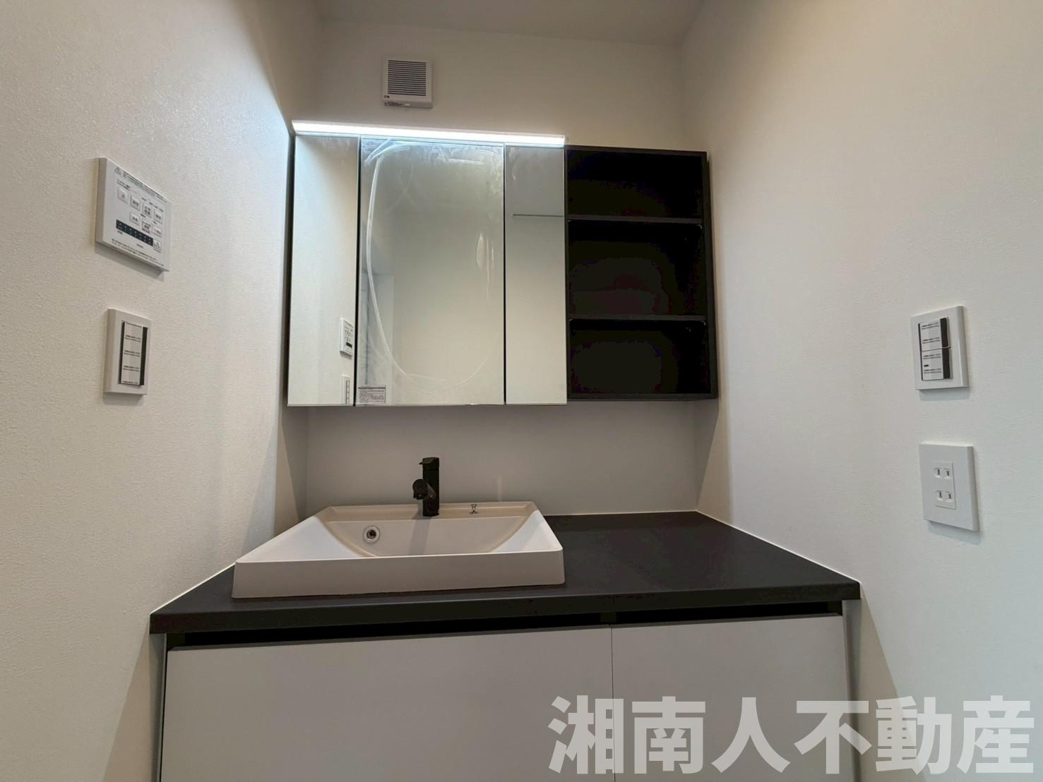 鎌倉市腰越５丁目２８０－２４新築戸建ての独立洗面台|収納もある玄関です