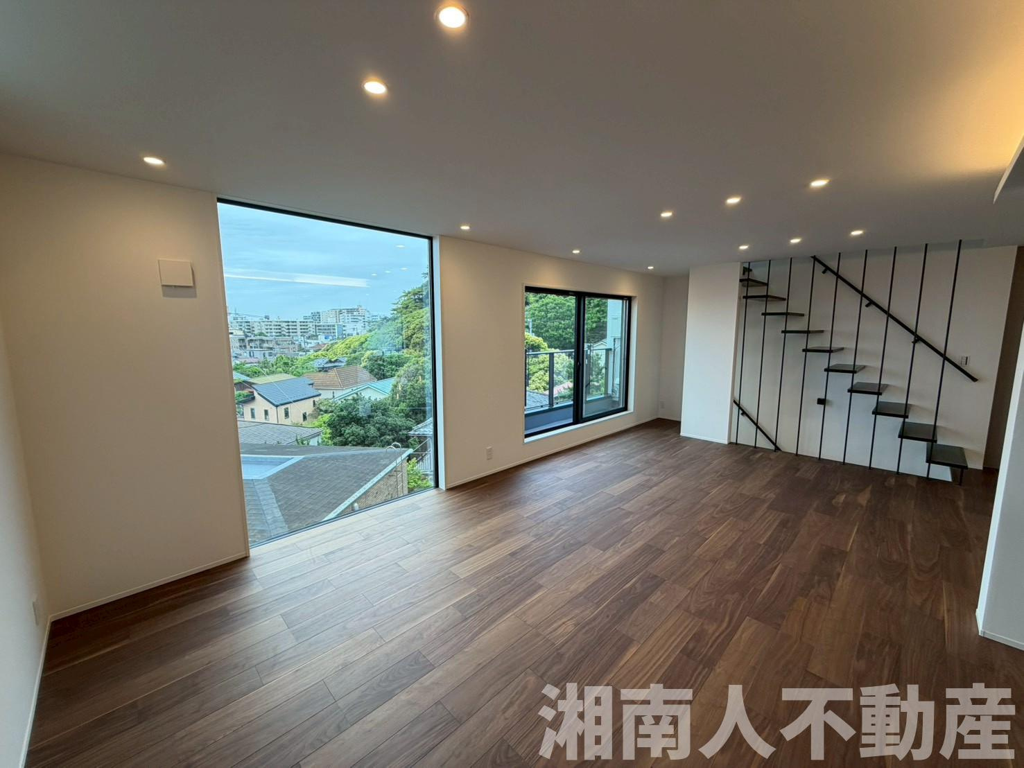 鎌倉市腰越５丁目２８０－２４新築戸建ての居間・リビング|ゆったり過ごせるリビングです