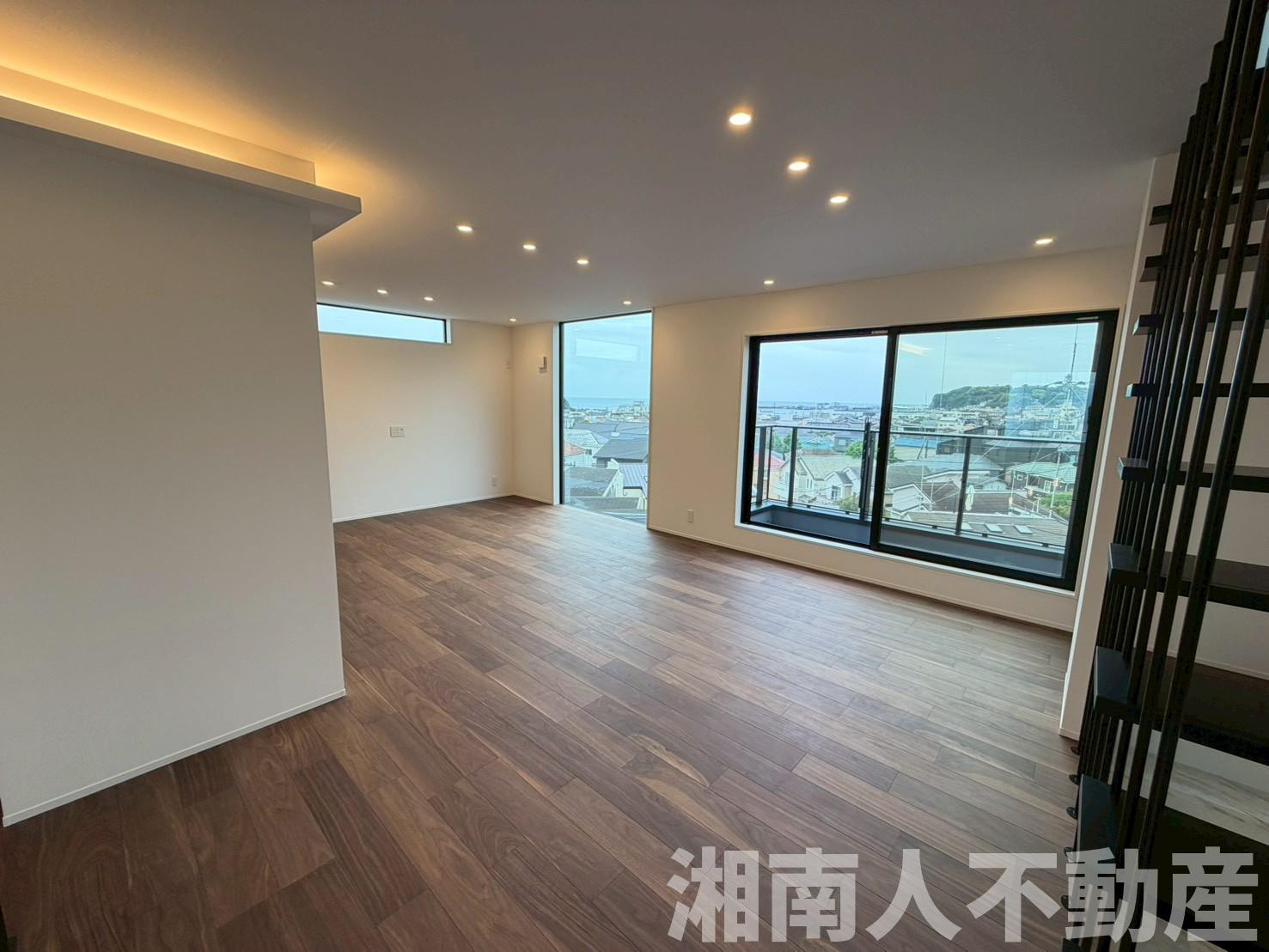 鎌倉市腰越５丁目２８０－２４新築戸建ての居間・リビング|大きな窓から海が見えるリビングです