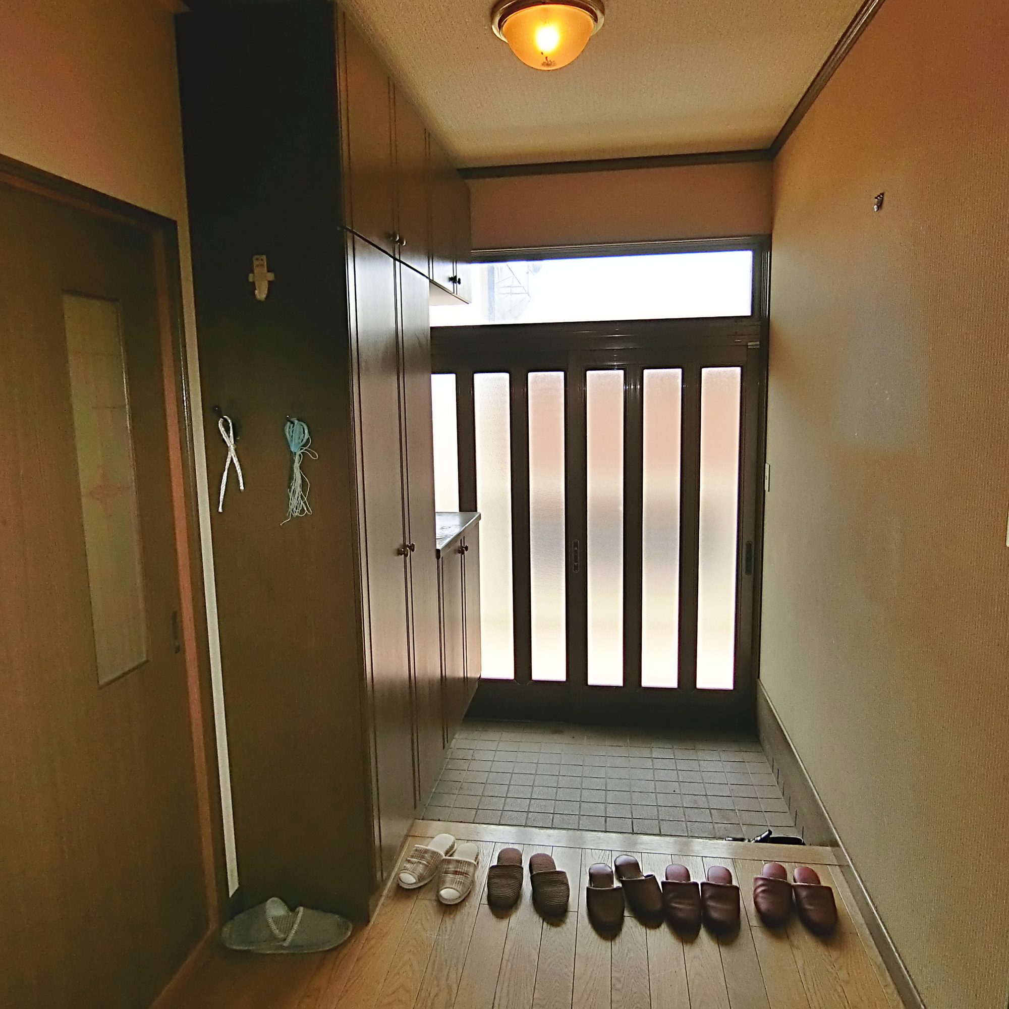 室蘭市栄町1丁目8-15　中古住宅の玄関