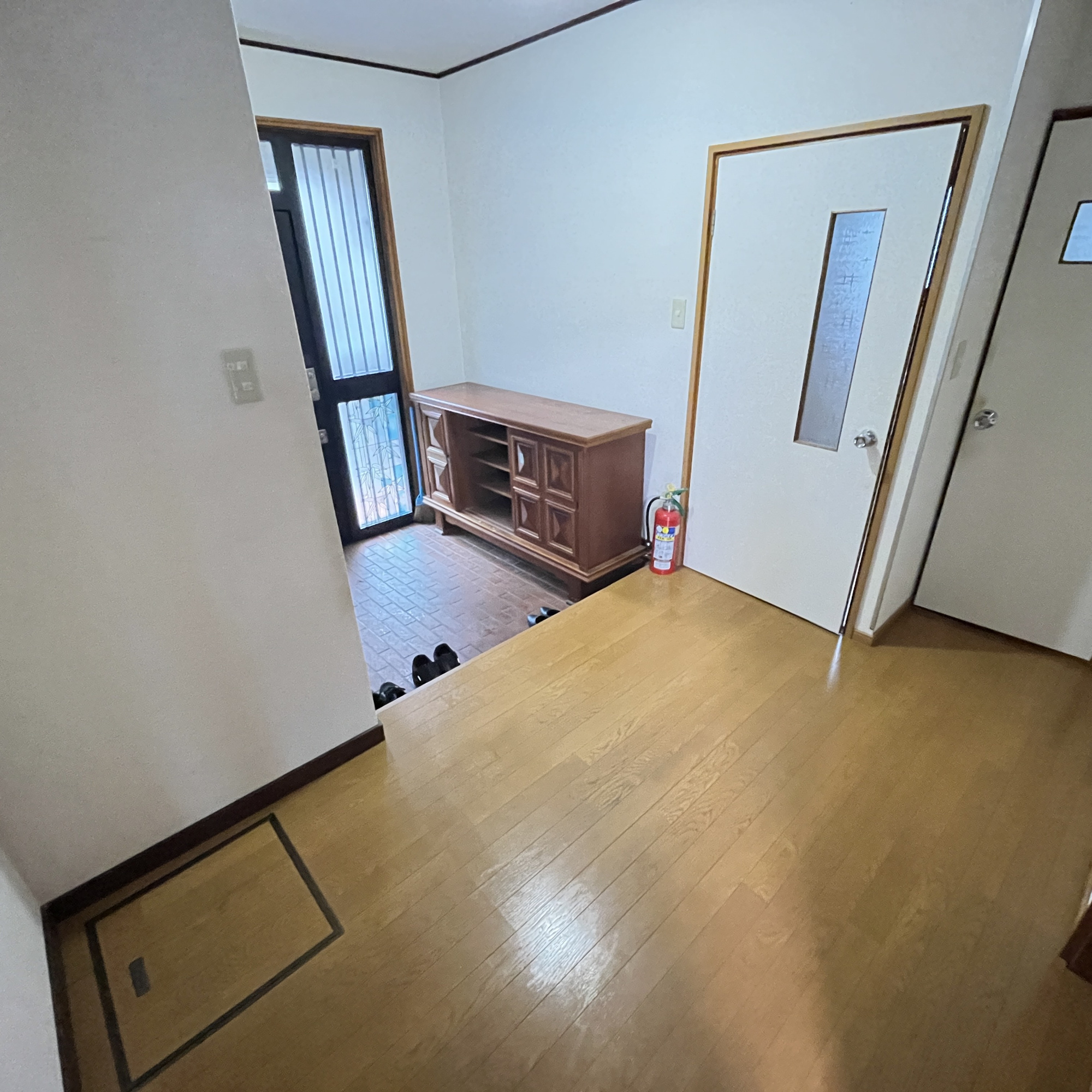 登別市新生町5丁目17-5　中古住宅の玄関