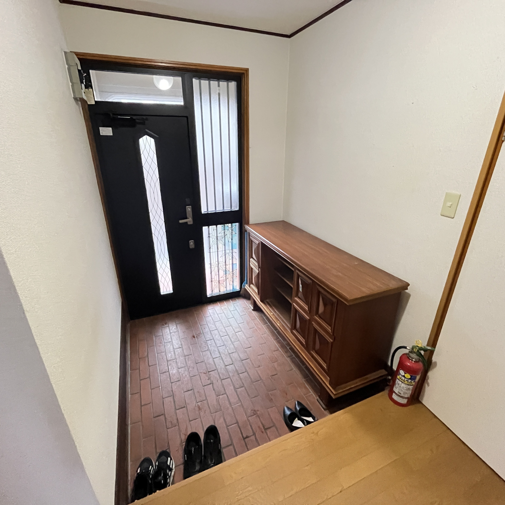 登別市新生町5丁目17-5　中古住宅の玄関